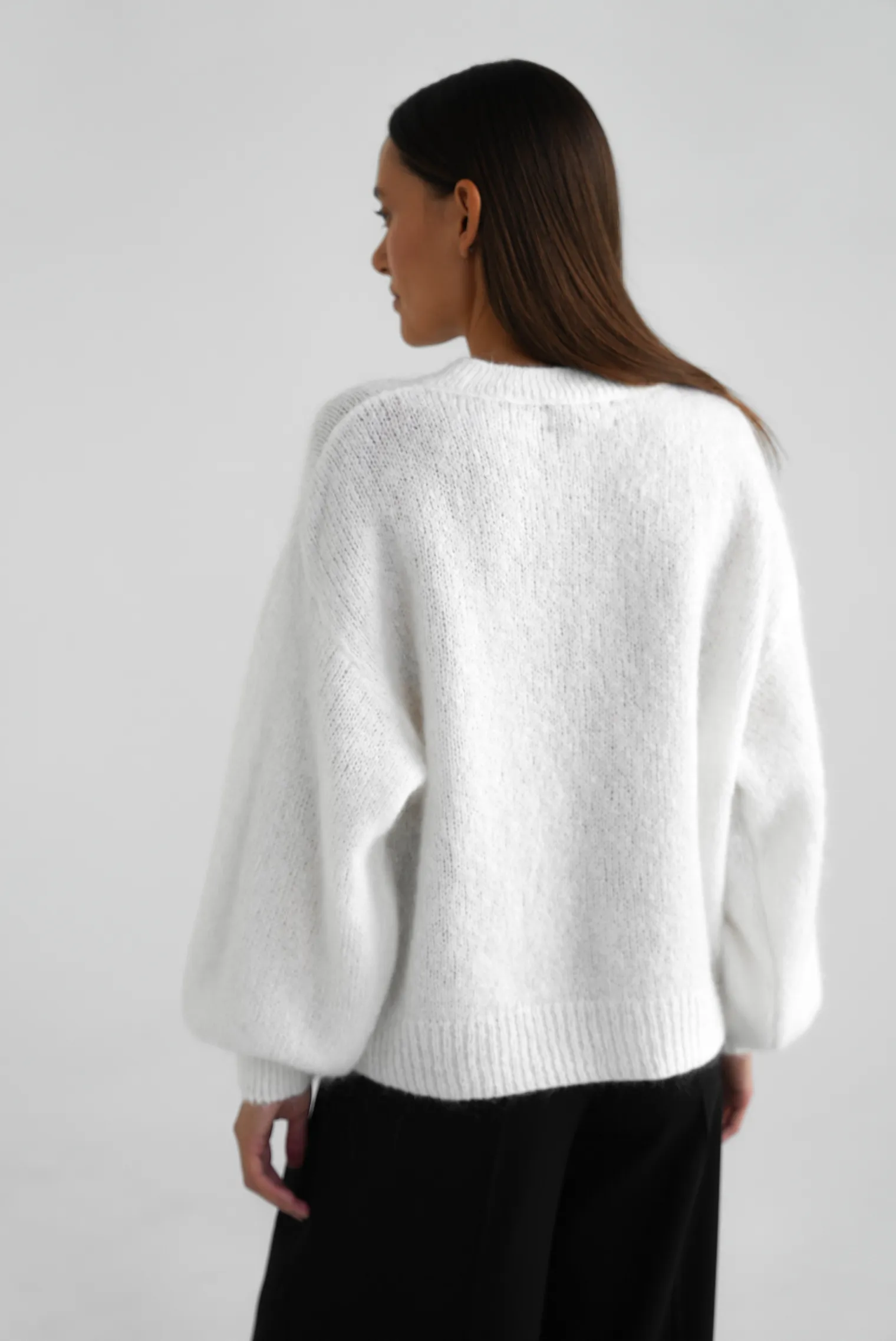 Кардиган крупной вязки из мохера на молнии молочного цвета фото 4