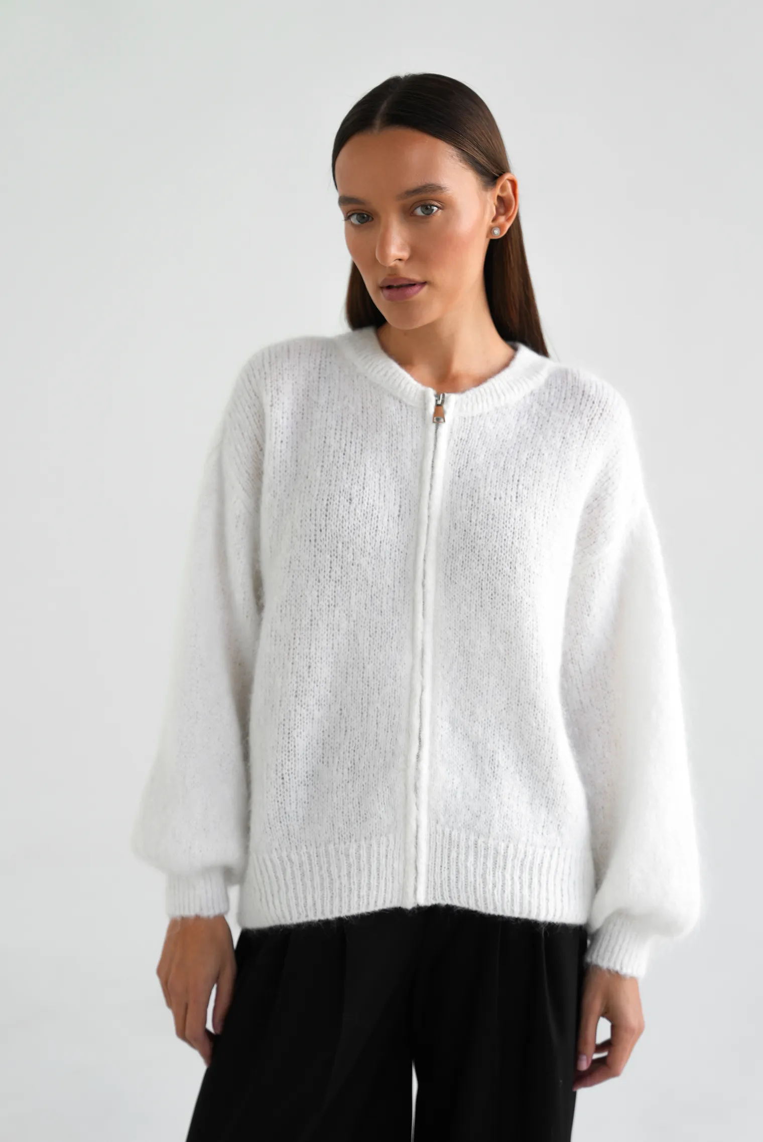 Кардиган крупной вязки из мохера на молнии молочного цвета фото 6