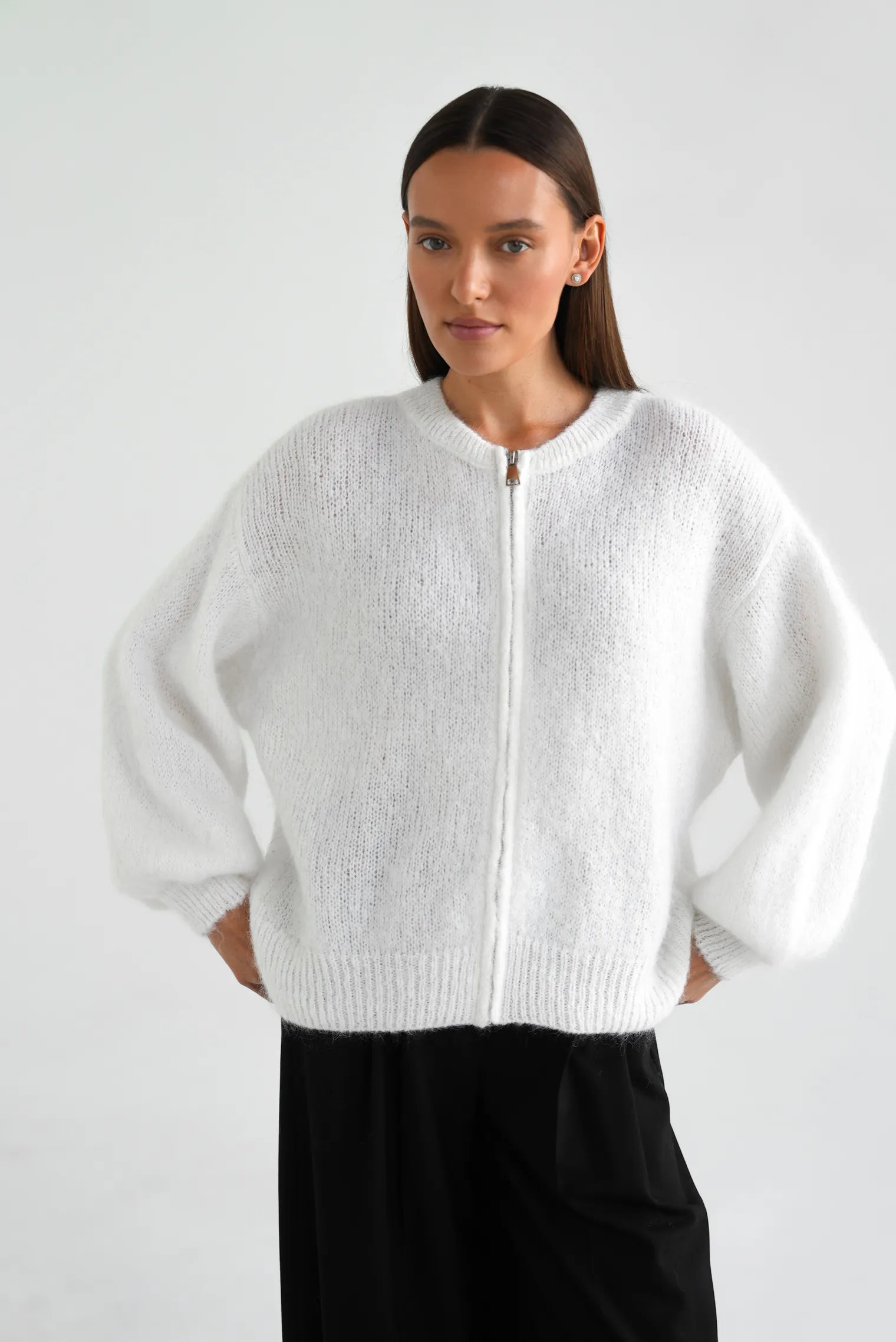 Кардиган крупной вязки из мохера на молнии молочного цвета фото 1