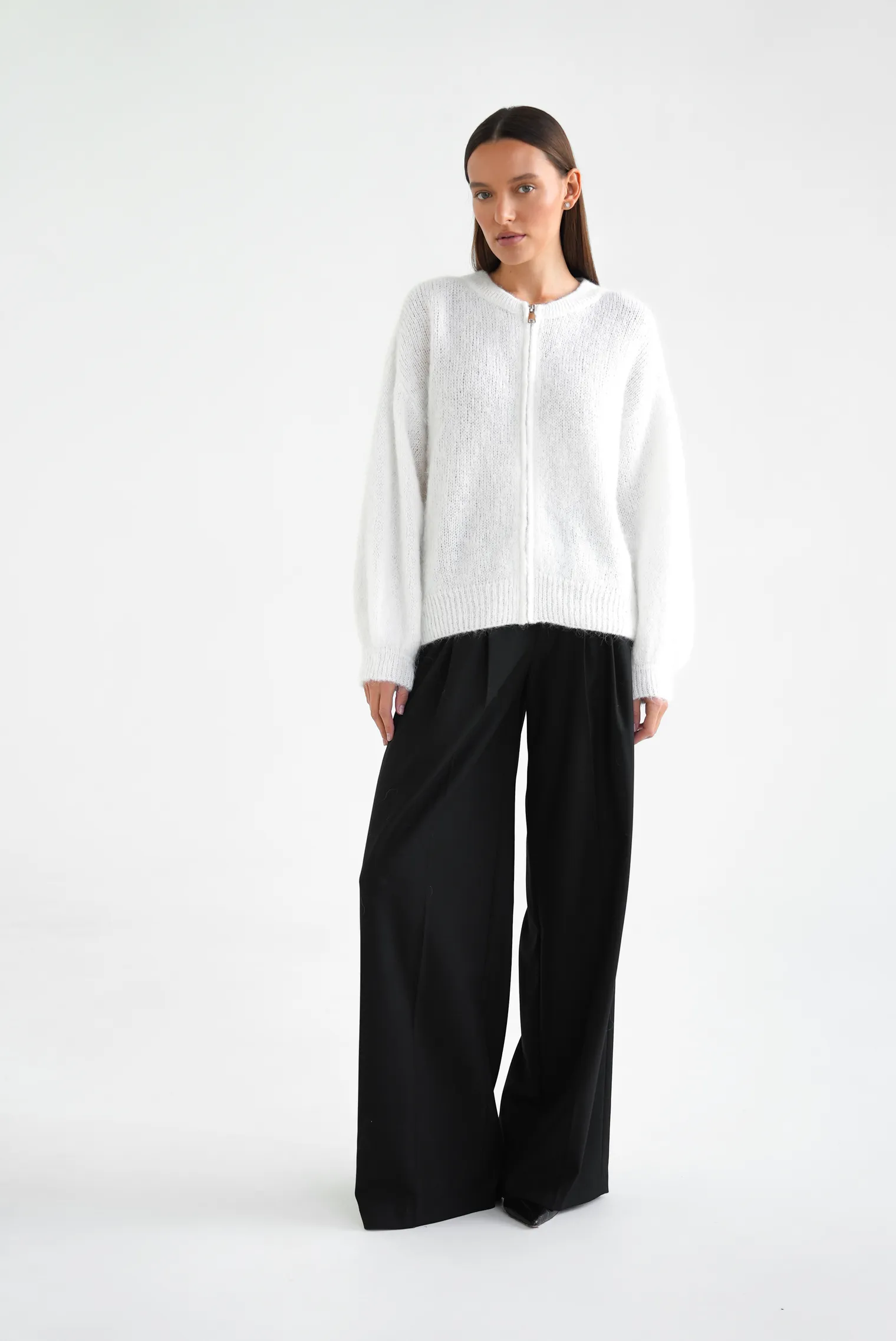 Кардиган крупной вязки из мохера на молнии молочного цвета фото 7