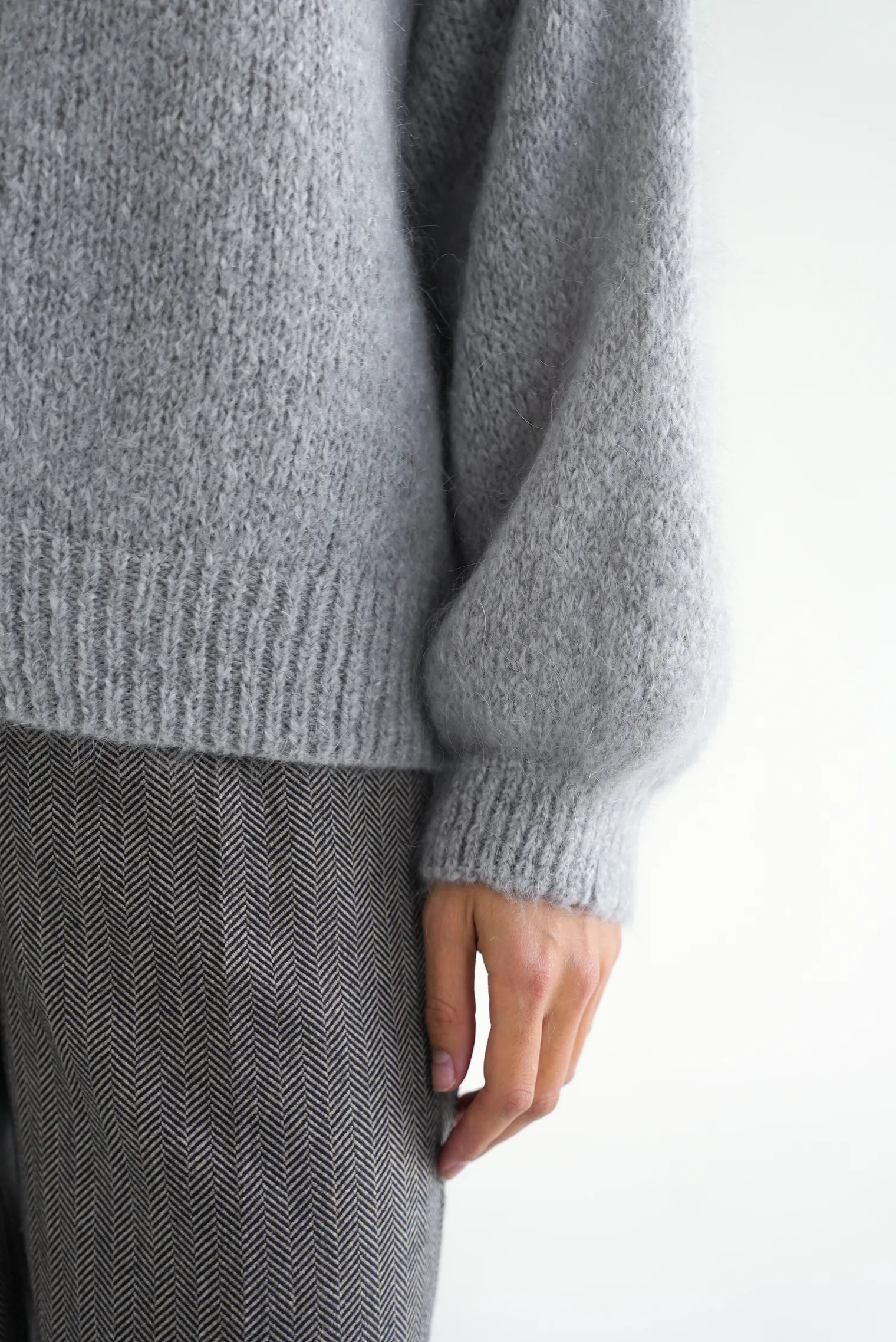 Кардиган крупной вязки из мохера на молнии серого цвета фото 7