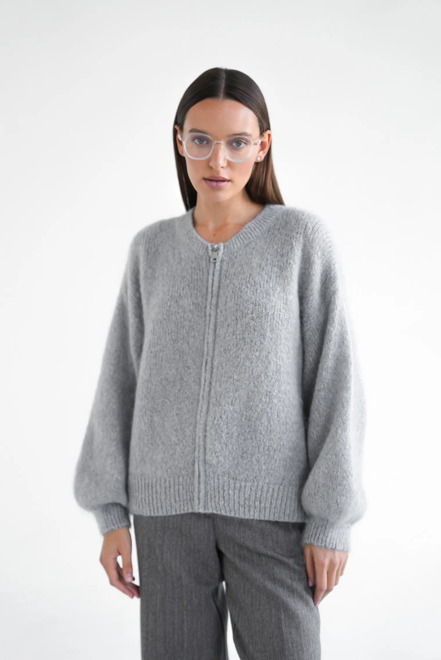 Кардиган крупной вязки из мохера на молнии серого цвета фото 5