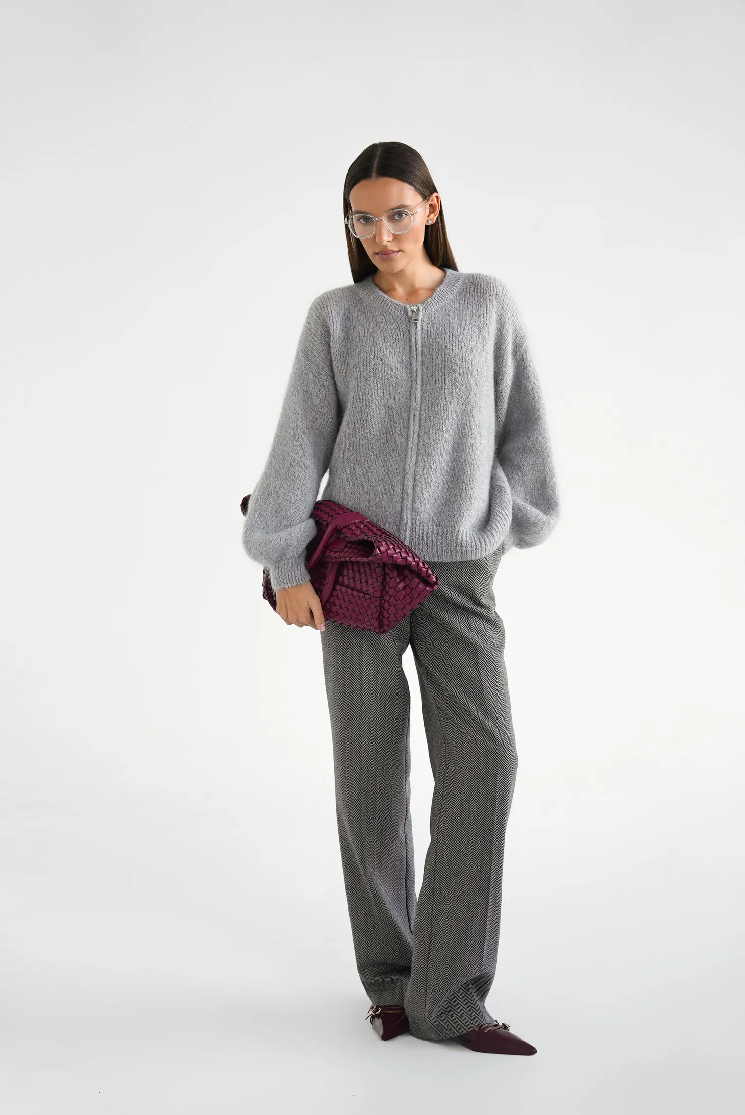 Кардиган крупной вязки из мохера на молнии серого цвета фото 6