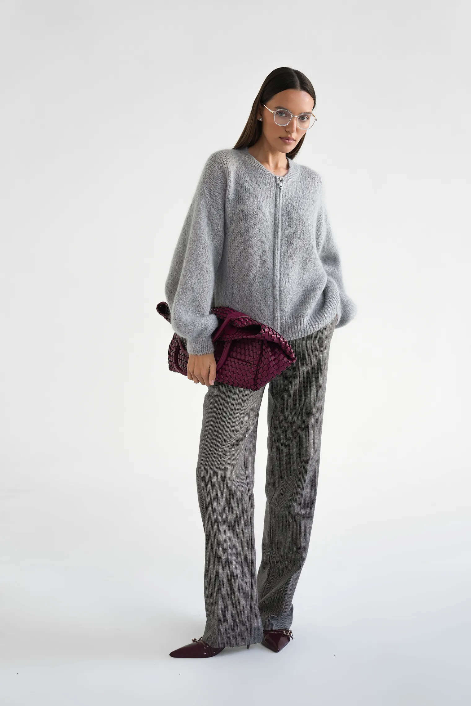 Кардиган крупной вязки из мохера на молнии серого цвета фото 3