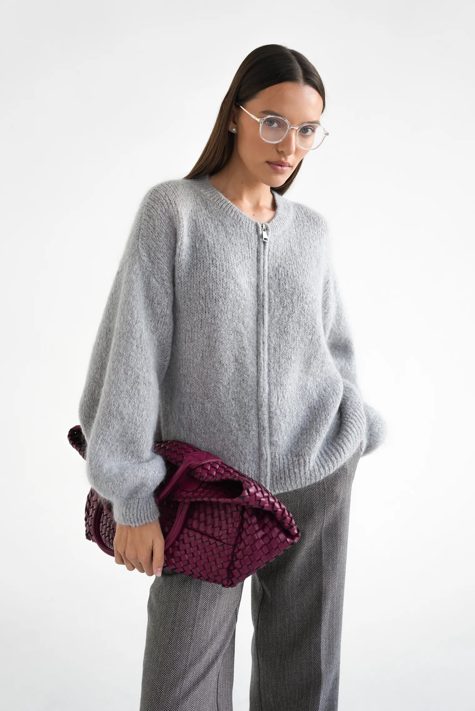 Кардиган крупной вязки из мохера на молнии серого цвета фото 1