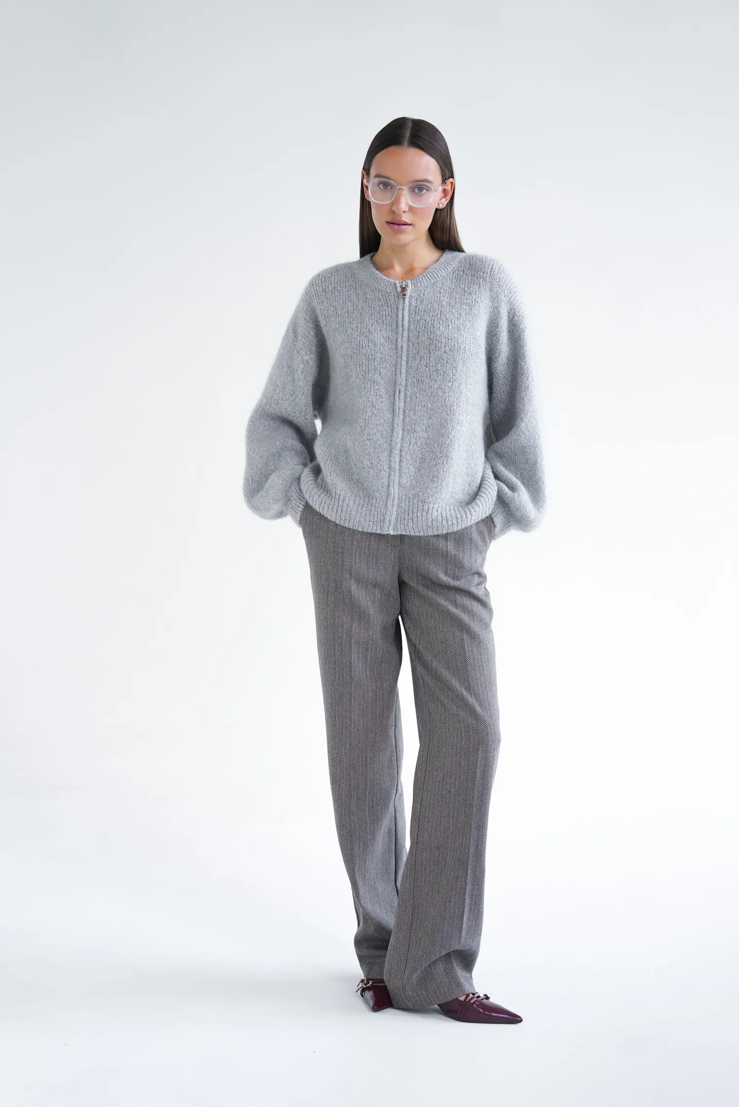 Кардиган крупной вязки из мохера на молнии серого цвета фото 8