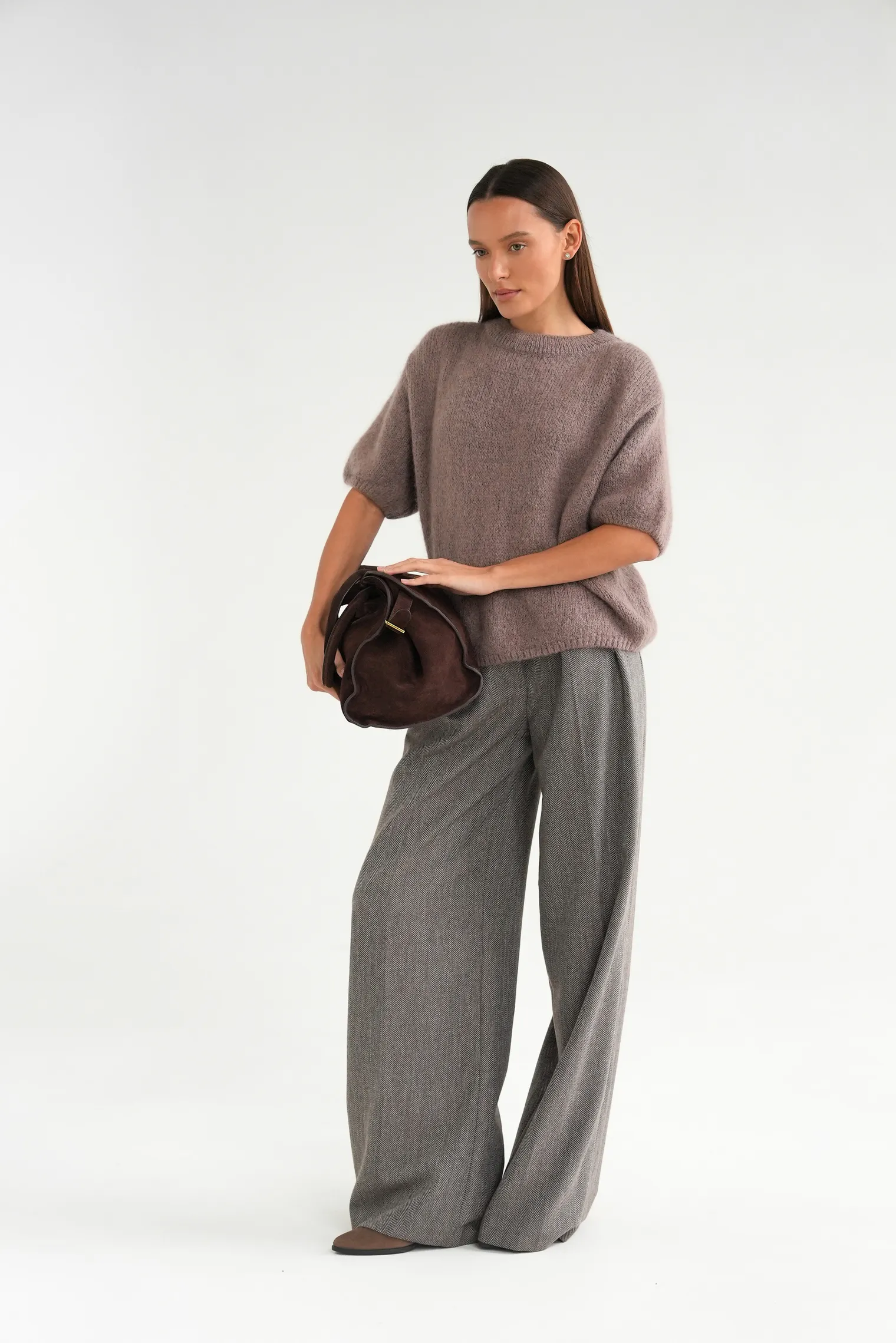 Пуловер крупной вязки с низким воротником  кофейного цвета фото 7