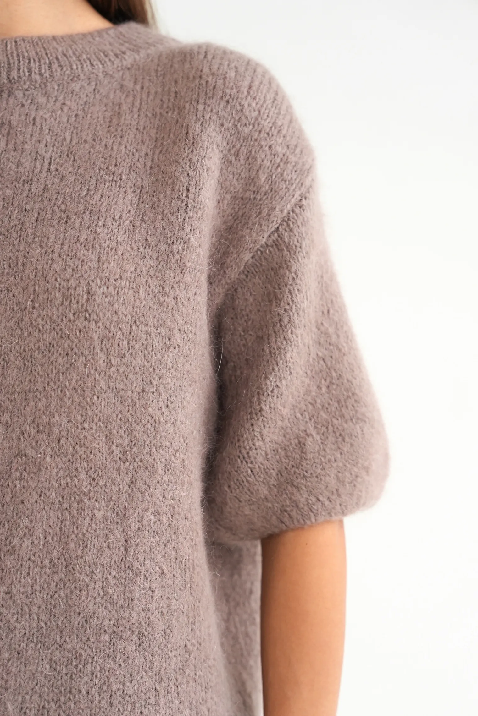 Пуловер крупной вязки с низким воротником  кофейного цвета фото 2