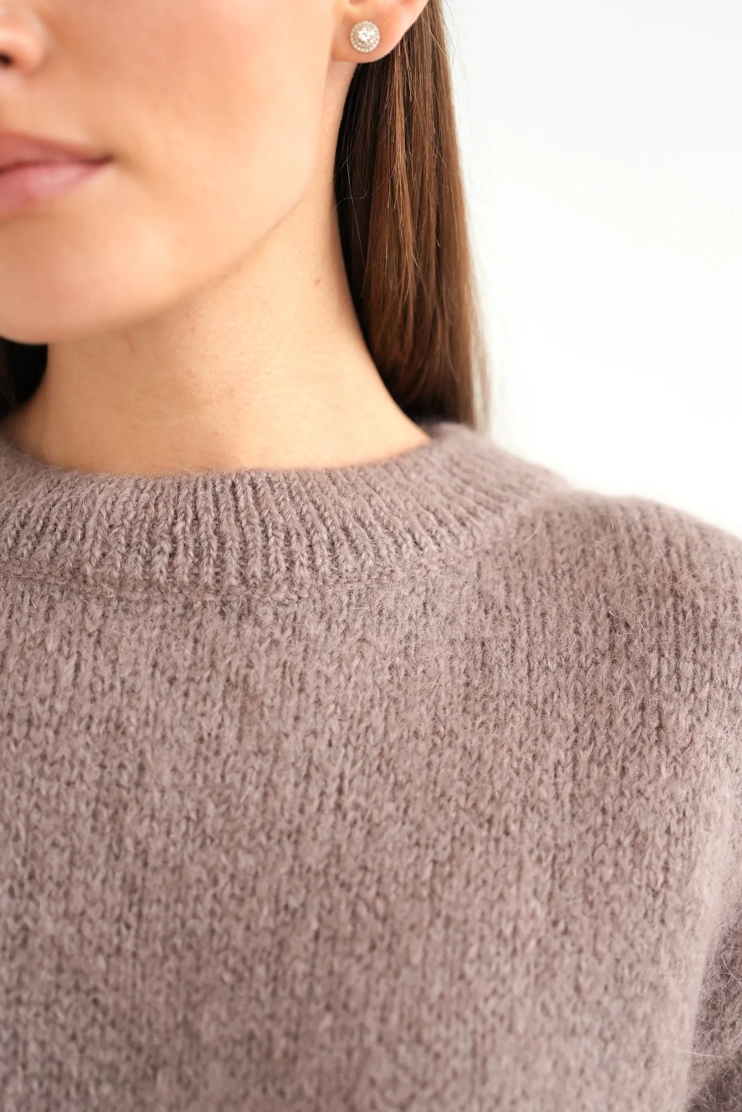 Пуловер крупной вязки с низким воротником  кофейного цвета фото 6