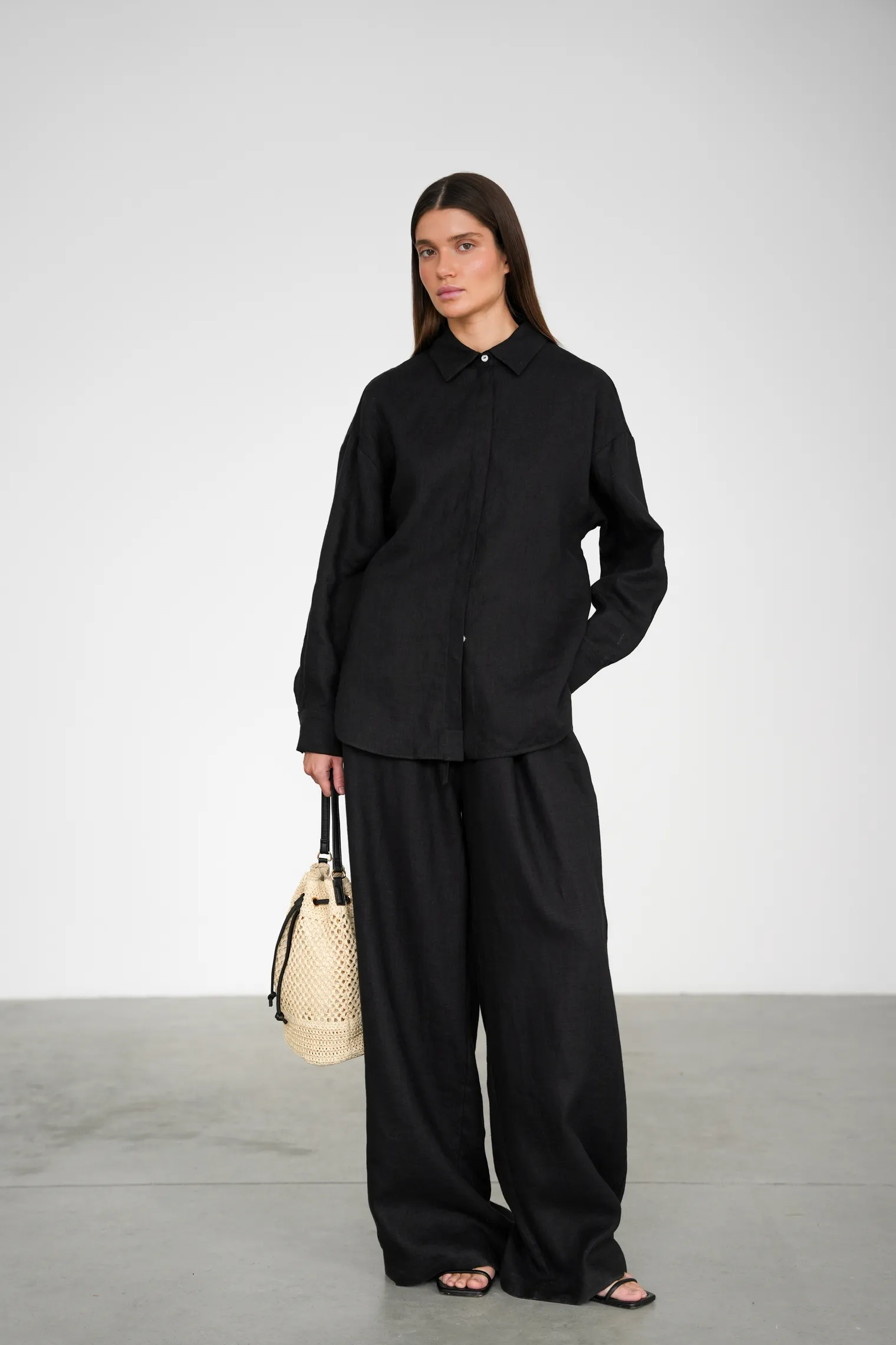 Рубашка свободного кроя изо льна чёрного цвета фото 1