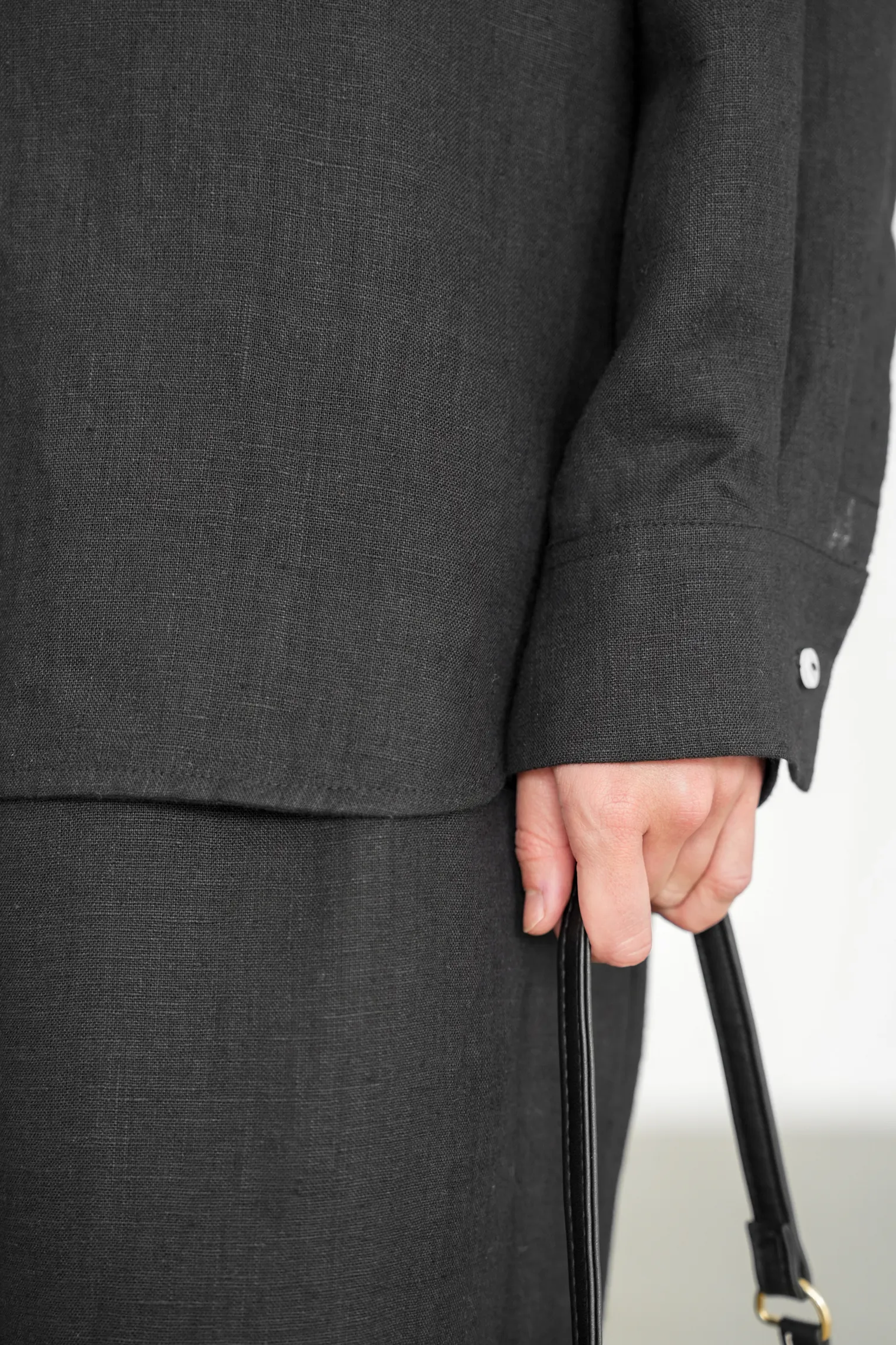 Рубашка свободного кроя изо льна чёрного цвета фото 5