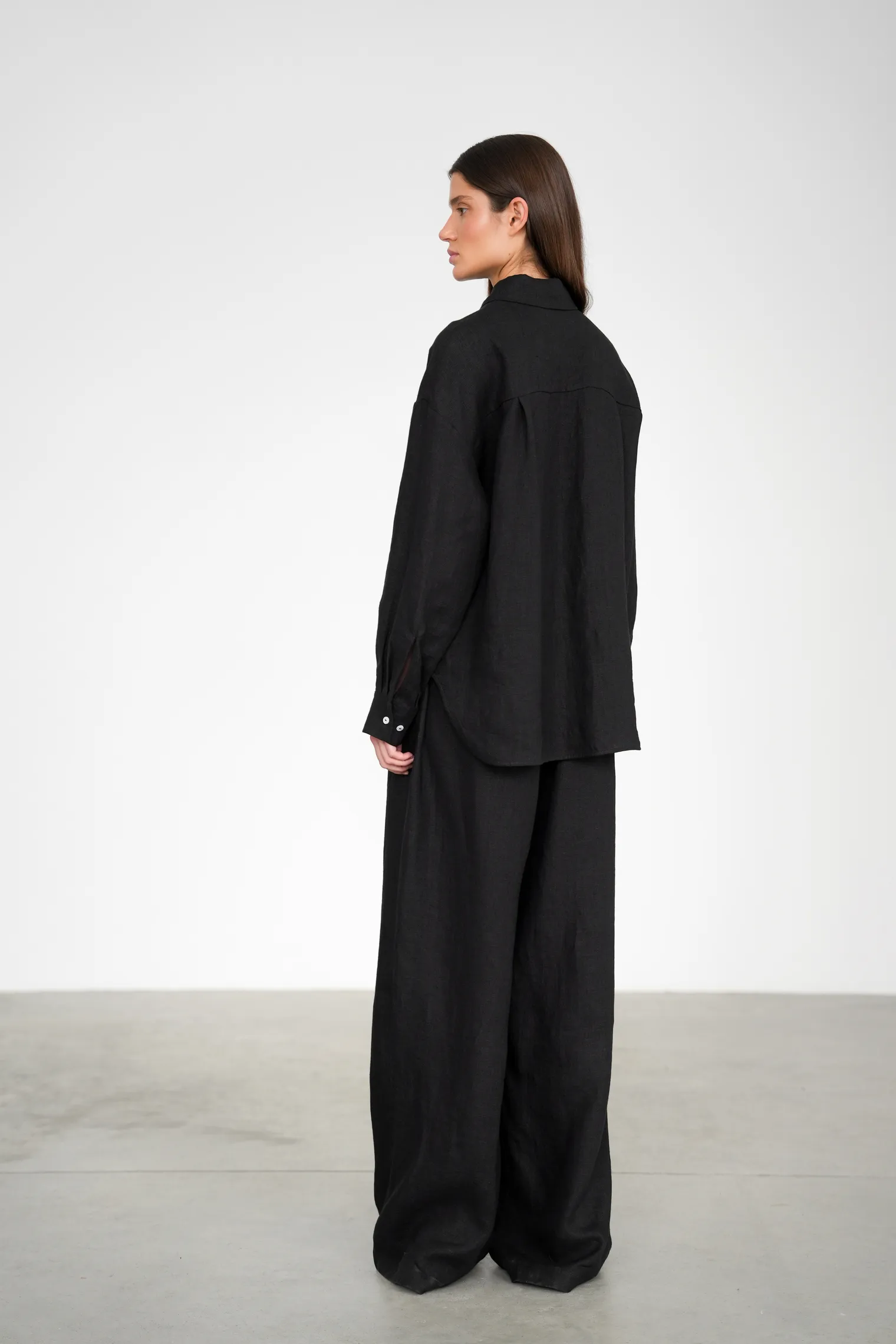 Рубашка свободного кроя изо льна чёрного цвета фото 7