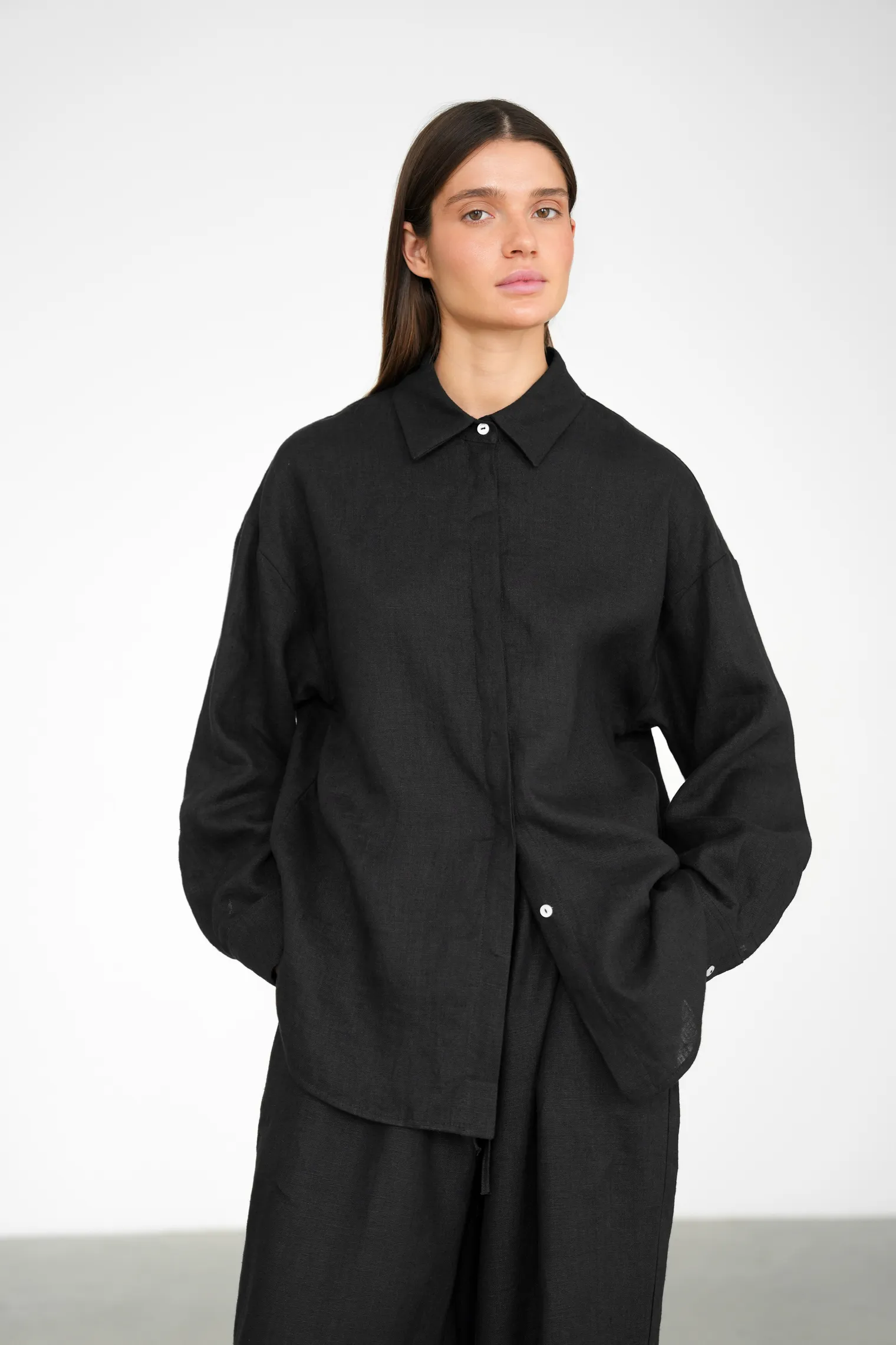 Рубашка свободного кроя изо льна чёрного цвета фото 6