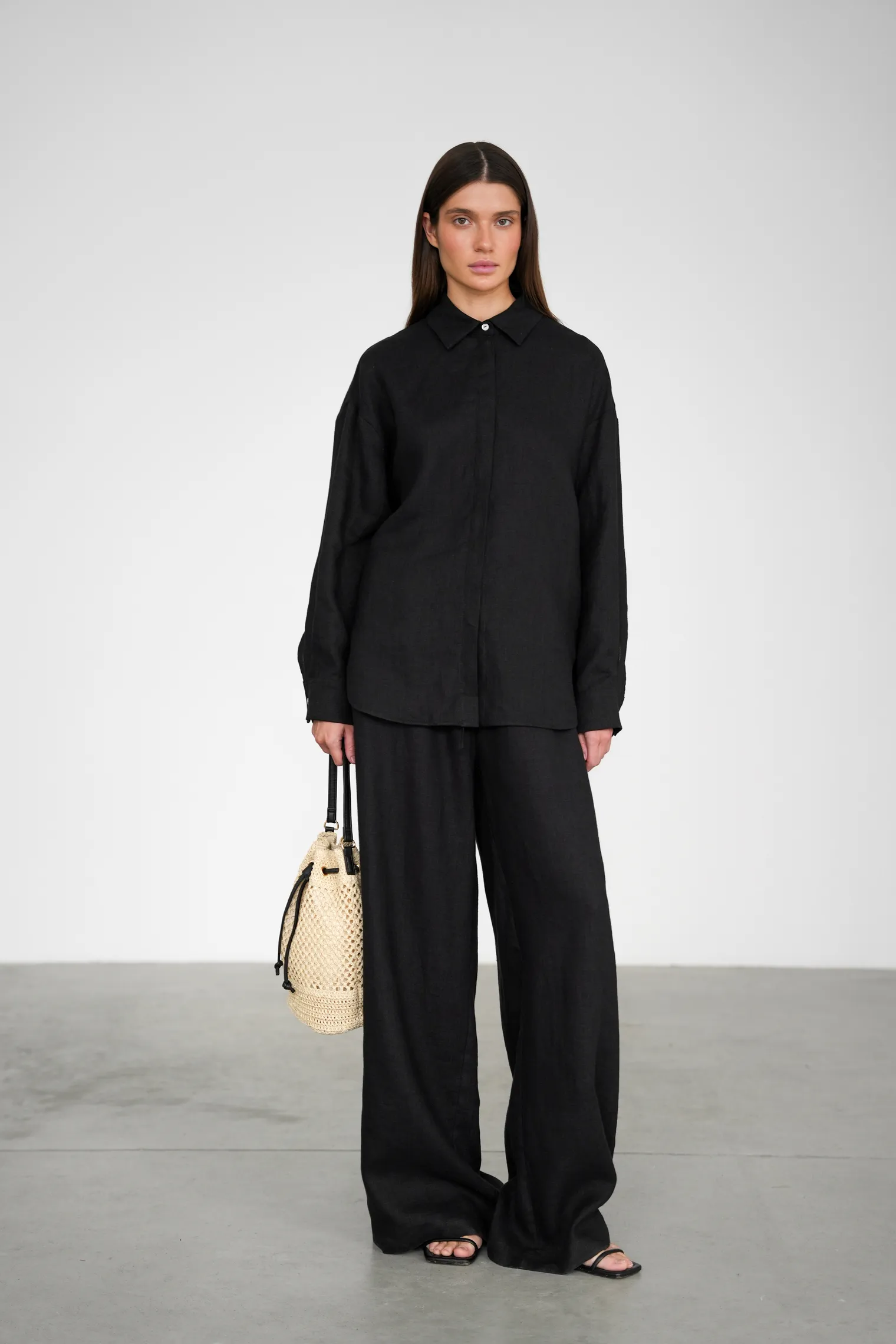 Рубашка свободного кроя изо льна чёрного цвета фото 4