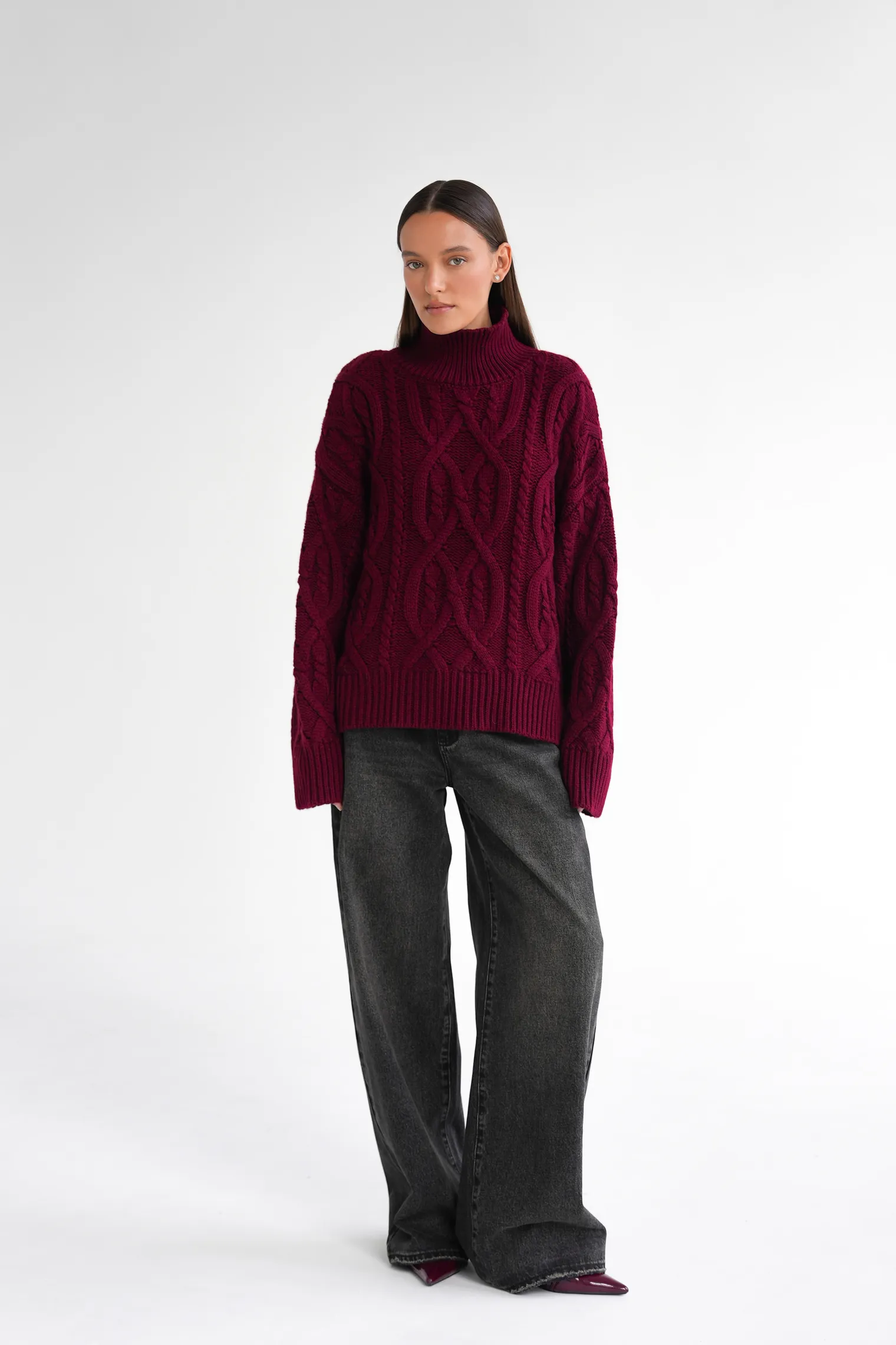 Джемпер крупной вязки с узором араны бордового цвета фото 5