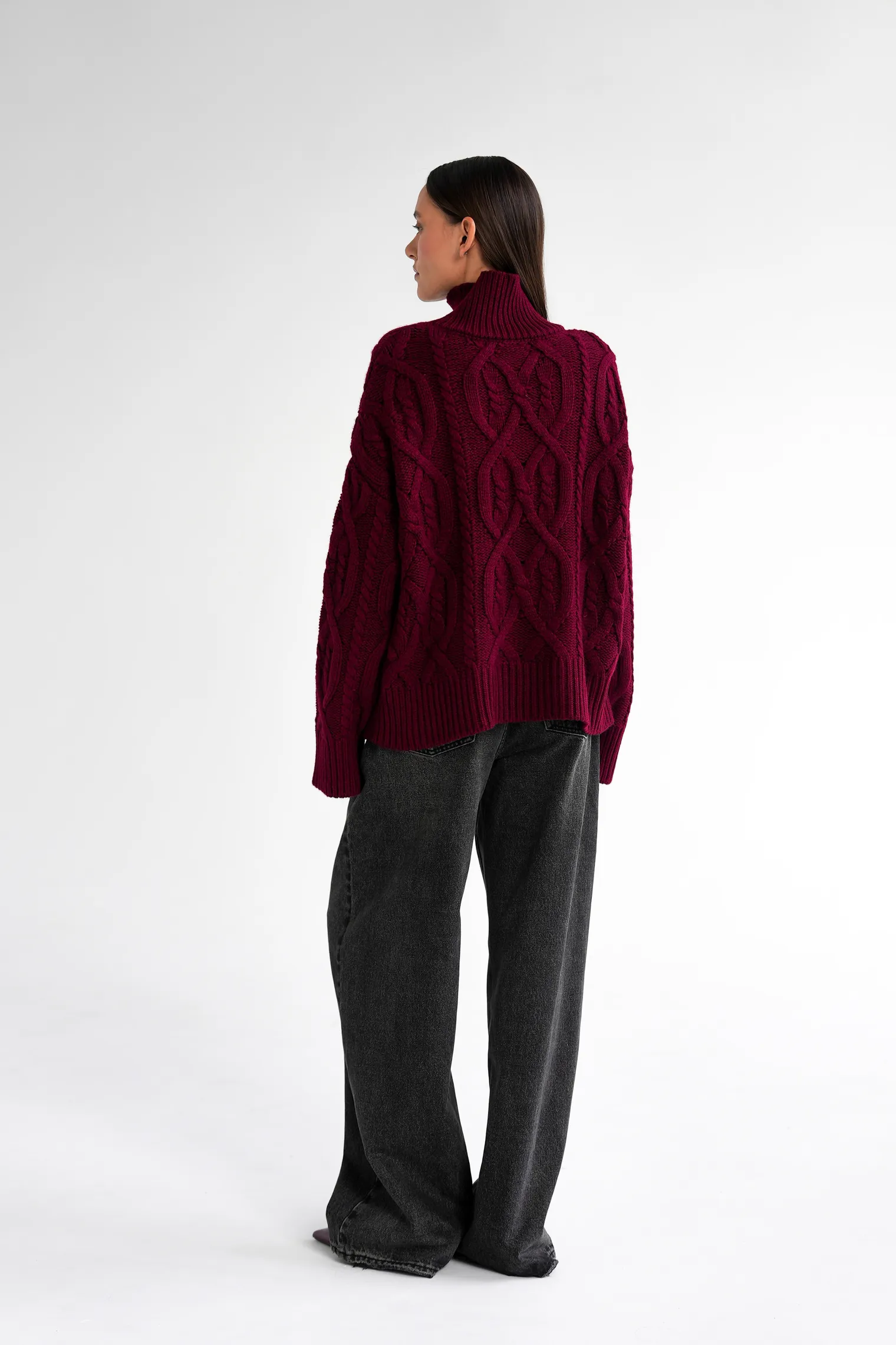 Джемпер крупной вязки с узором араны бордового цвета фото 7