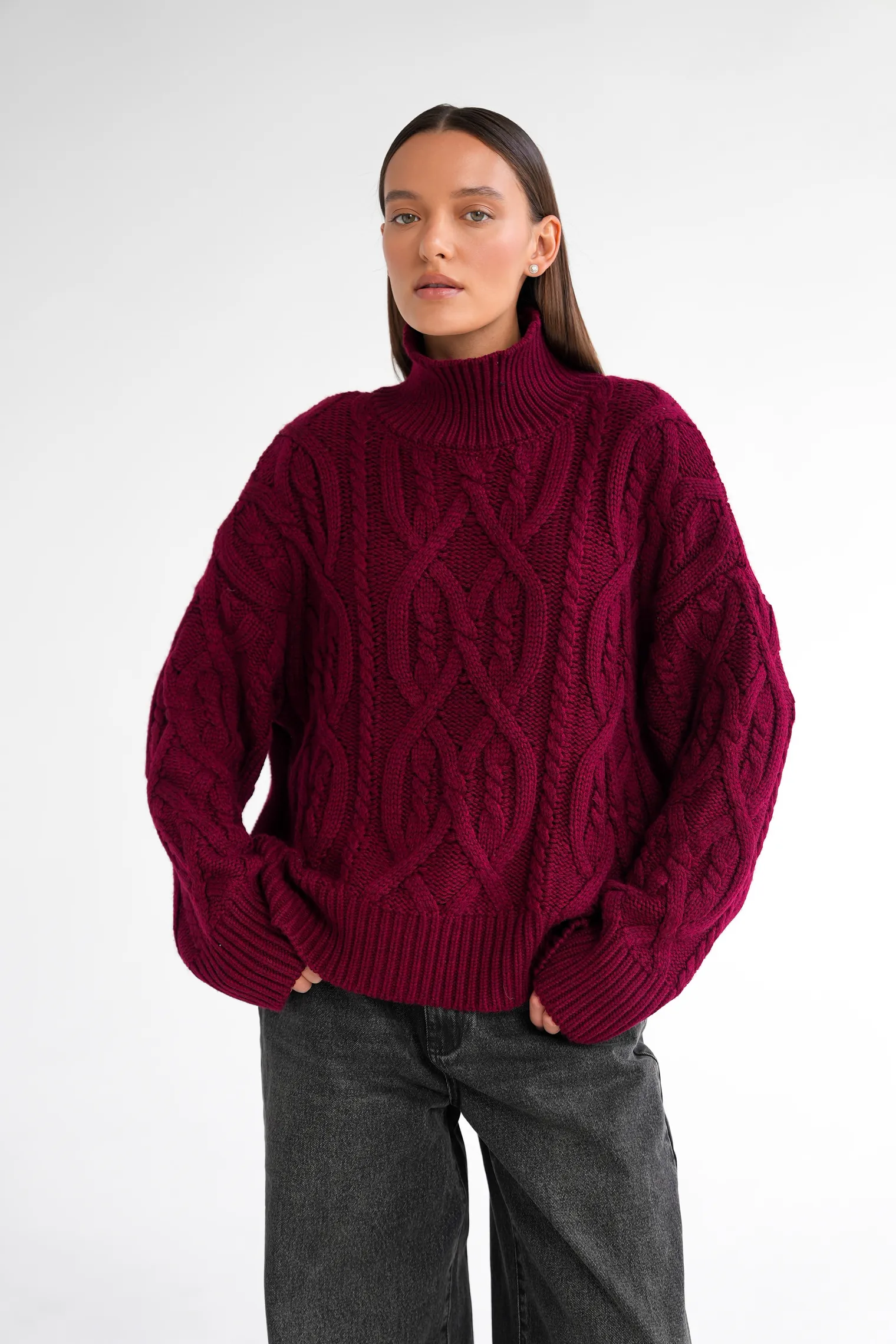 Джемпер крупной вязки с узором араны бордового цвета фото 1