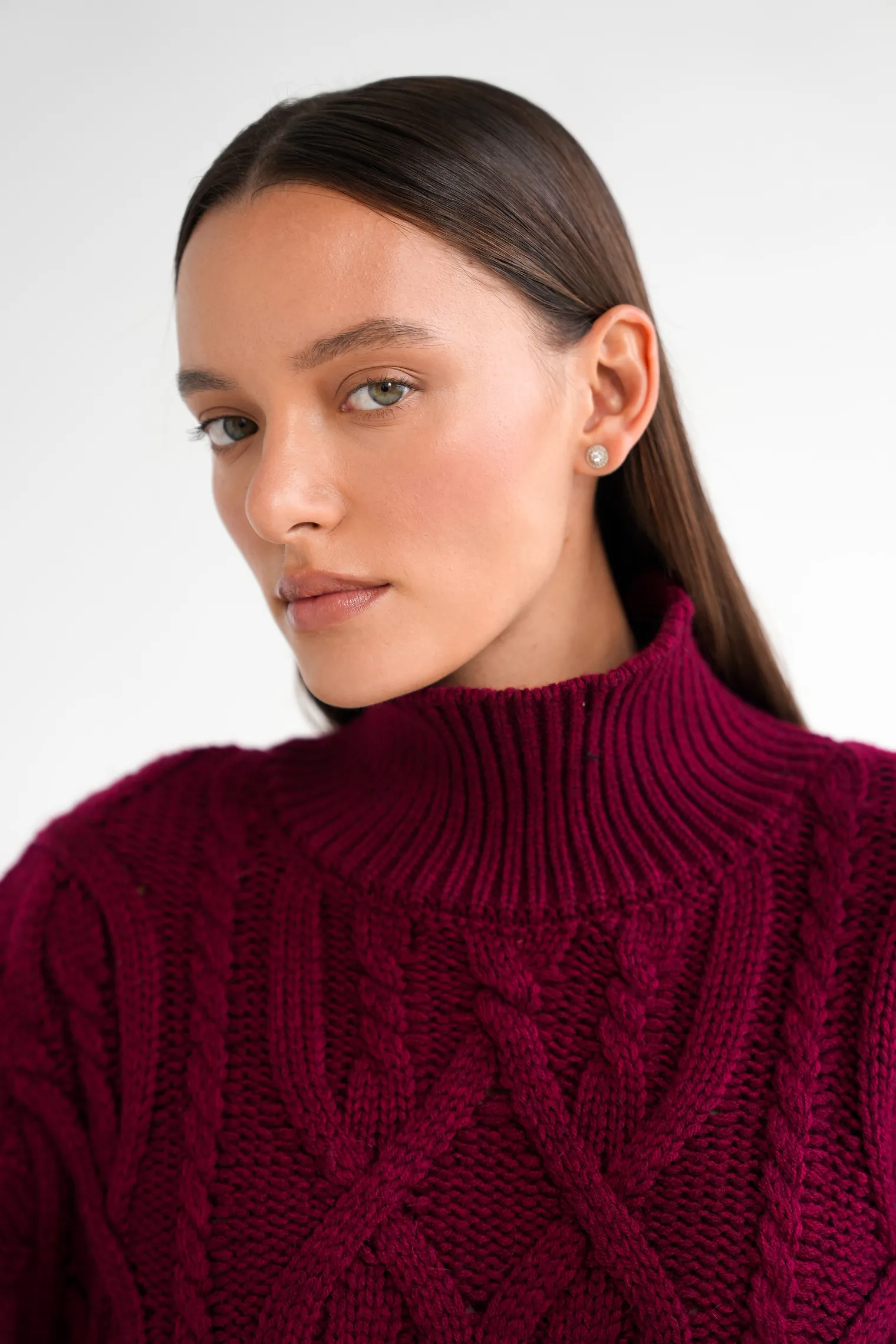 Джемпер крупной вязки с узором араны бордового цвета фото 2