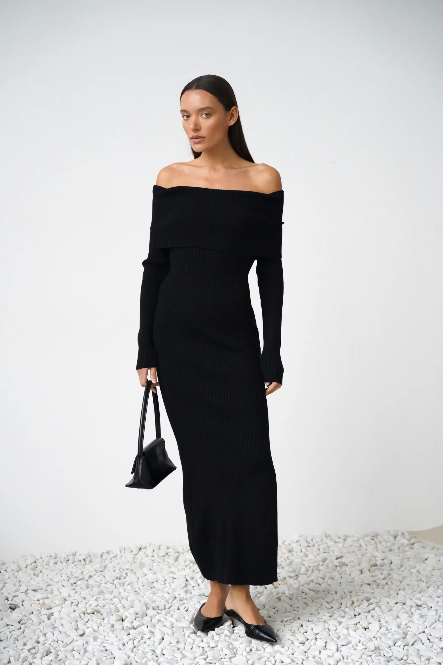 Платье миди мелкой вязки с открытыми плечами чёрного цвета фото 7