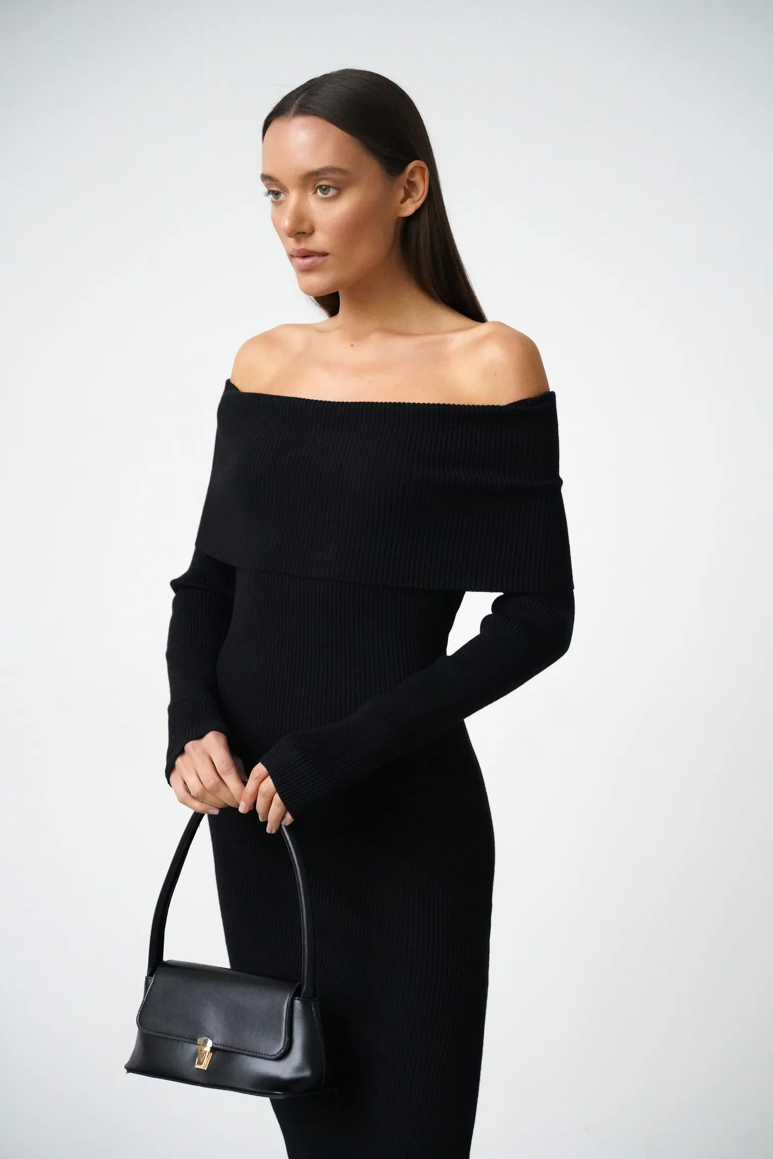 Платье миди мелкой вязки с открытыми плечами чёрного цвета фото 6