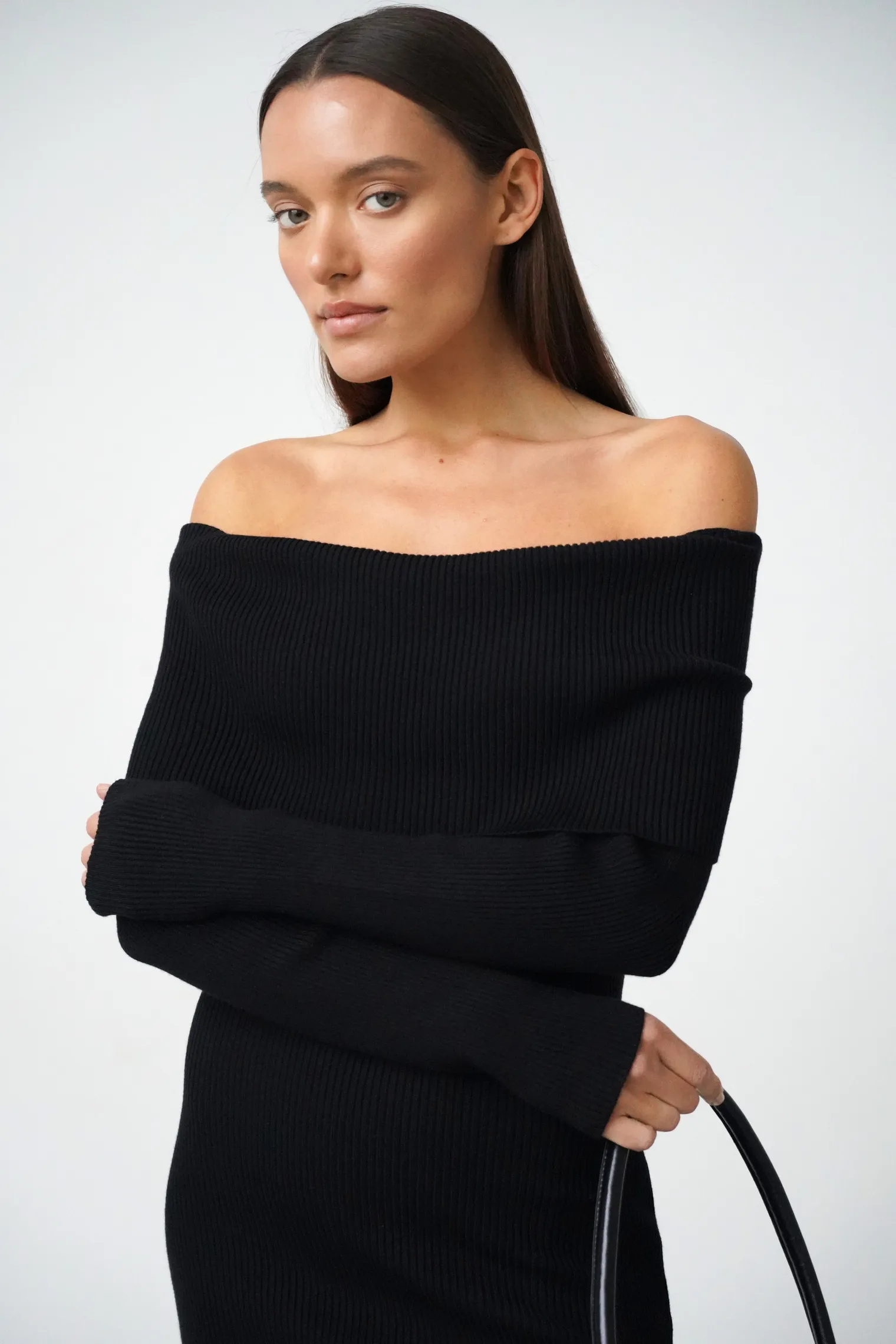 Платье миди мелкой вязки с открытыми плечами чёрного цвета фото 2