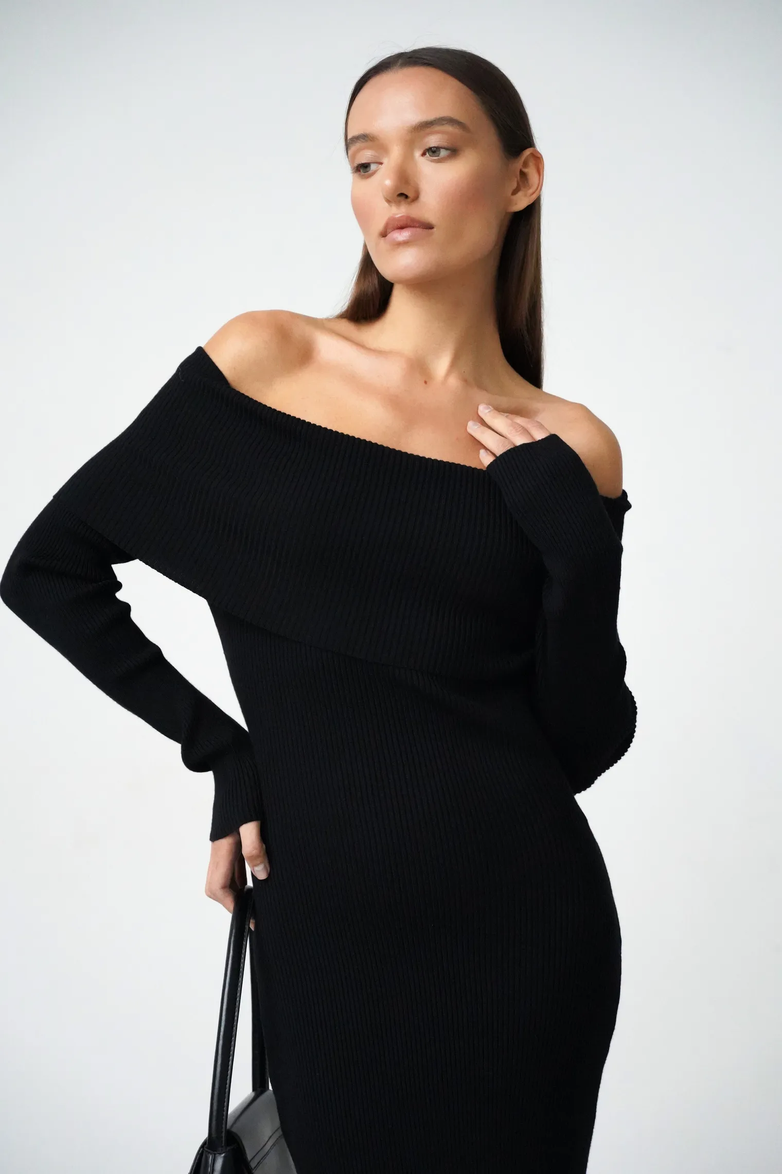 Платье миди мелкой вязки с открытыми плечами чёрного цвета фото 3