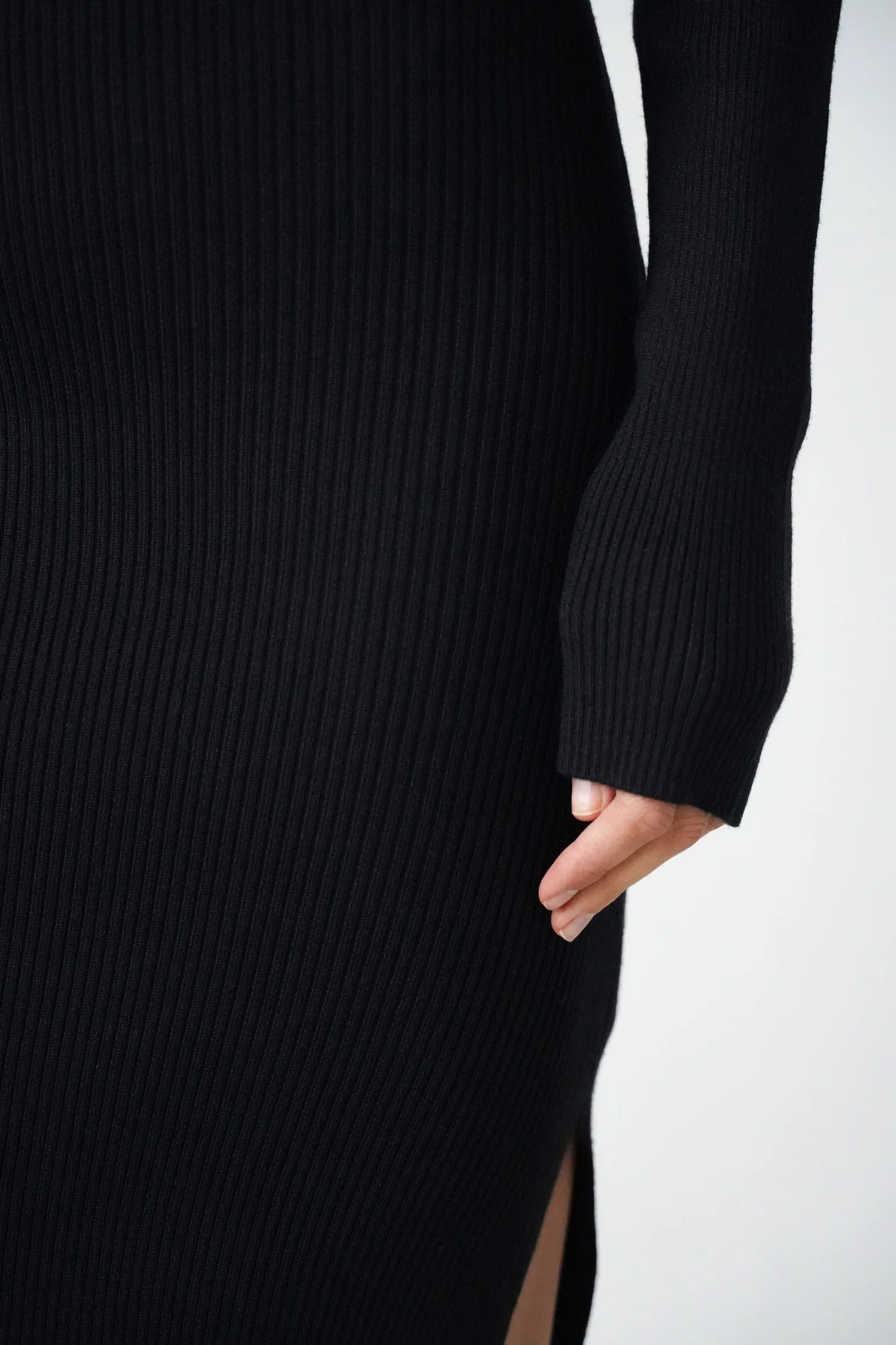 Платье миди мелкой вязки с открытыми плечами чёрного цвета фото 5