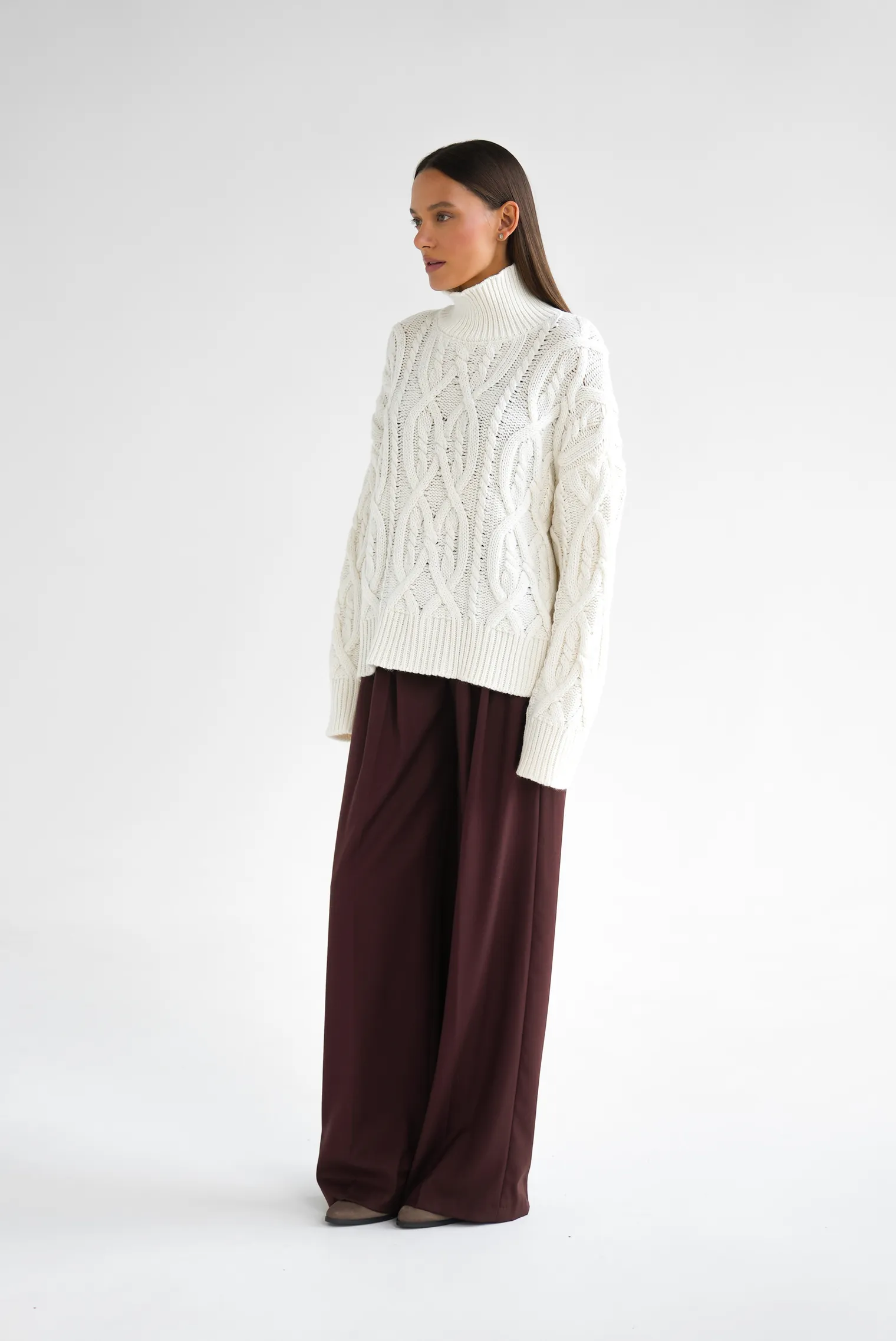 Джемпер крупной вязки с узором араны молочного цвета фото 3