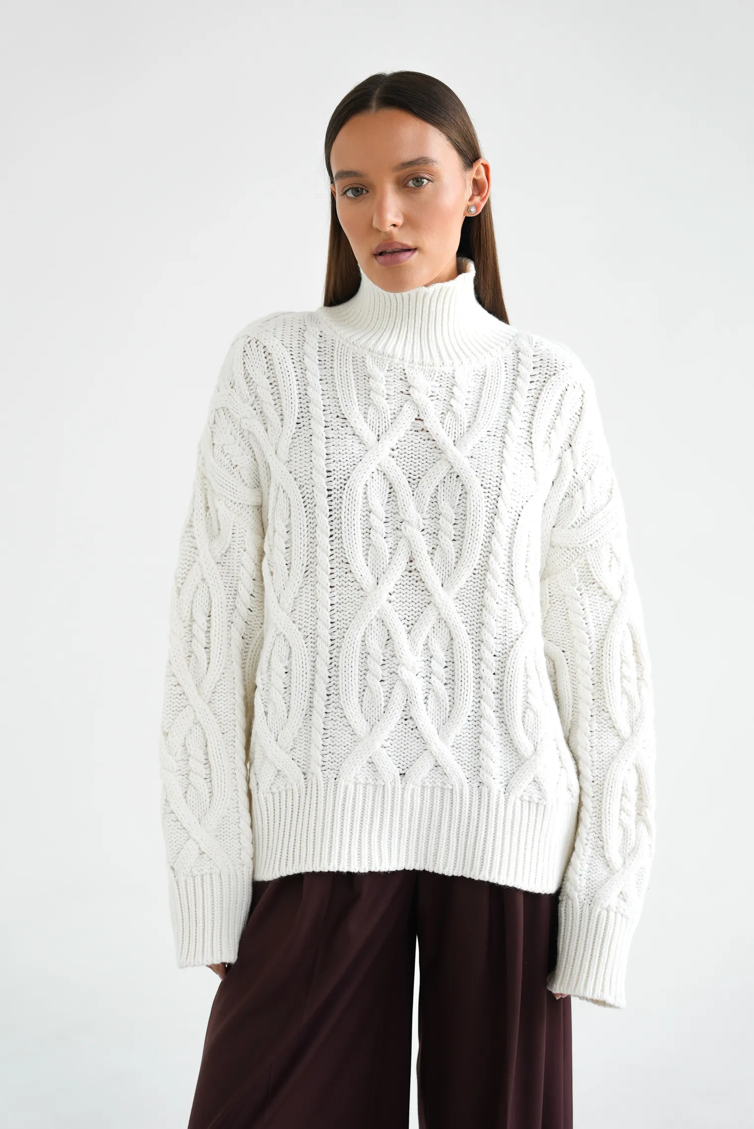 Джемпер крупной вязки с узором араны молочного цвета фото 8