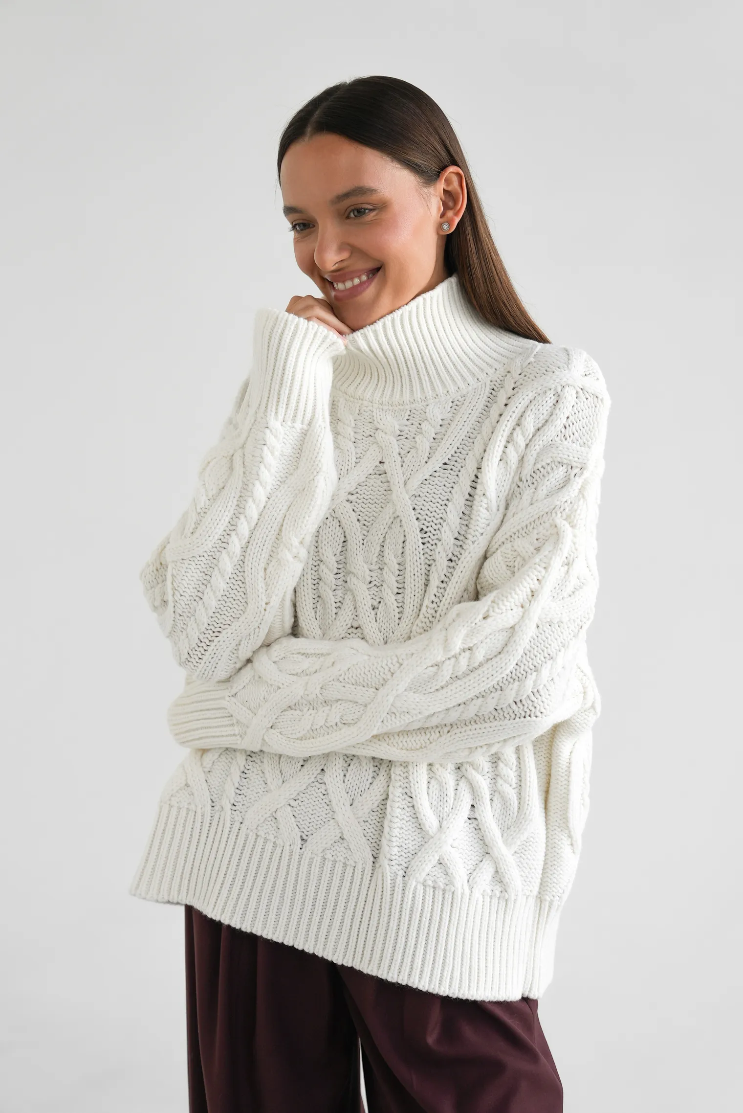 Джемпер крупной вязки с узором араны молочного цвета фото 5