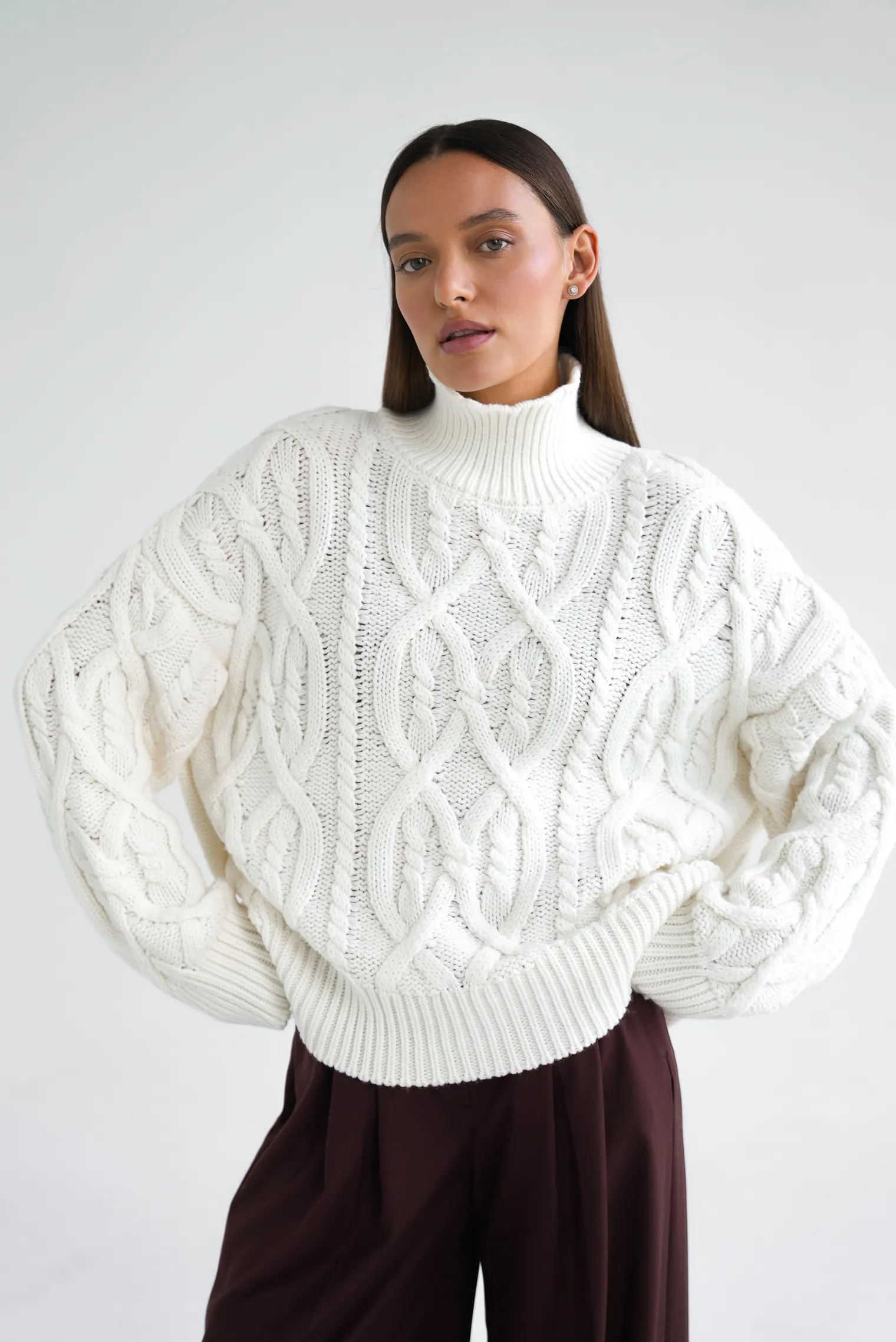 Джемпер крупной вязки с узором араны молочного цвета фото 1