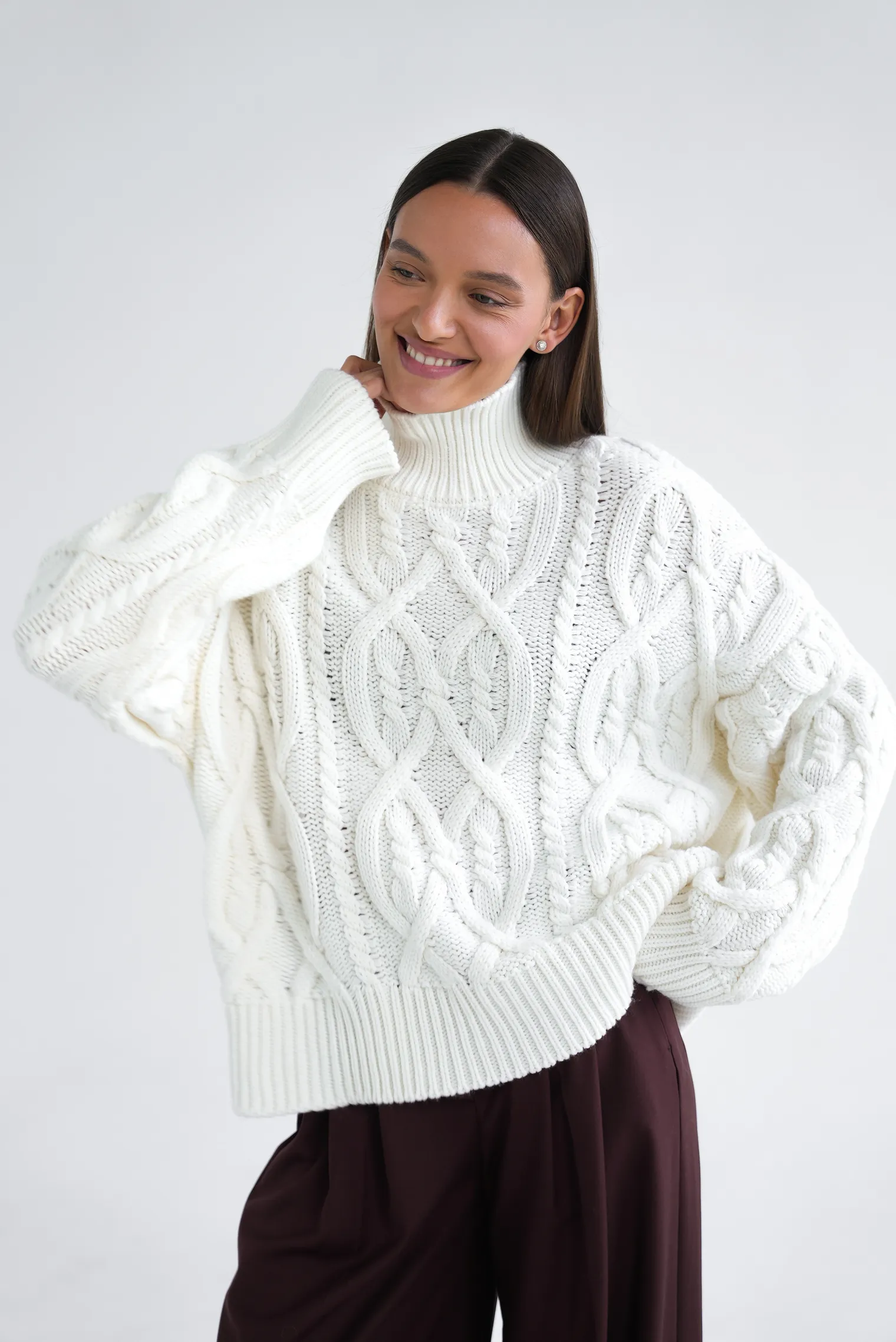 Джемпер крупной вязки с узором араны молочного цвета фото 7