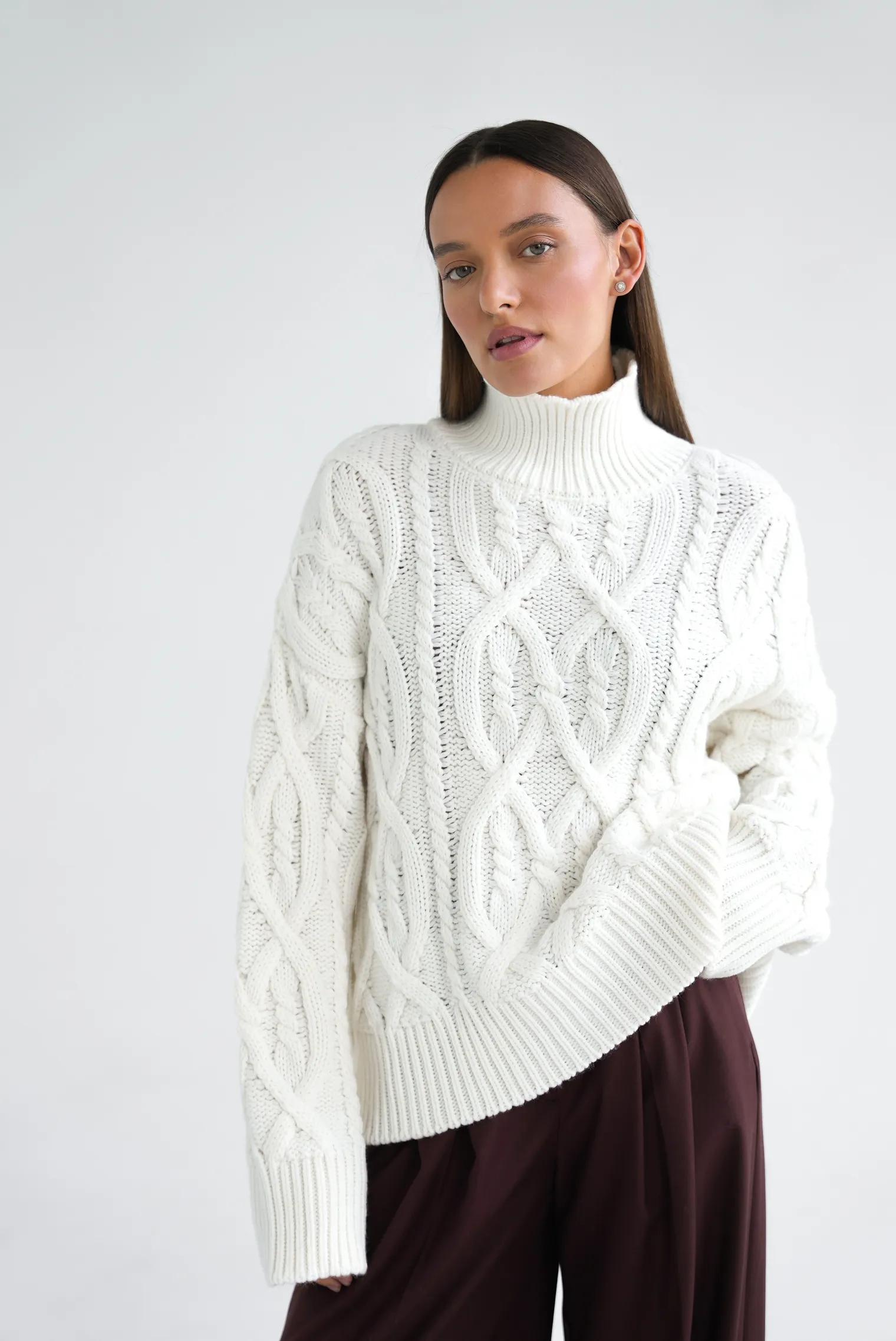 Джемпер крупной вязки с узором араны молочного цвета фото 6