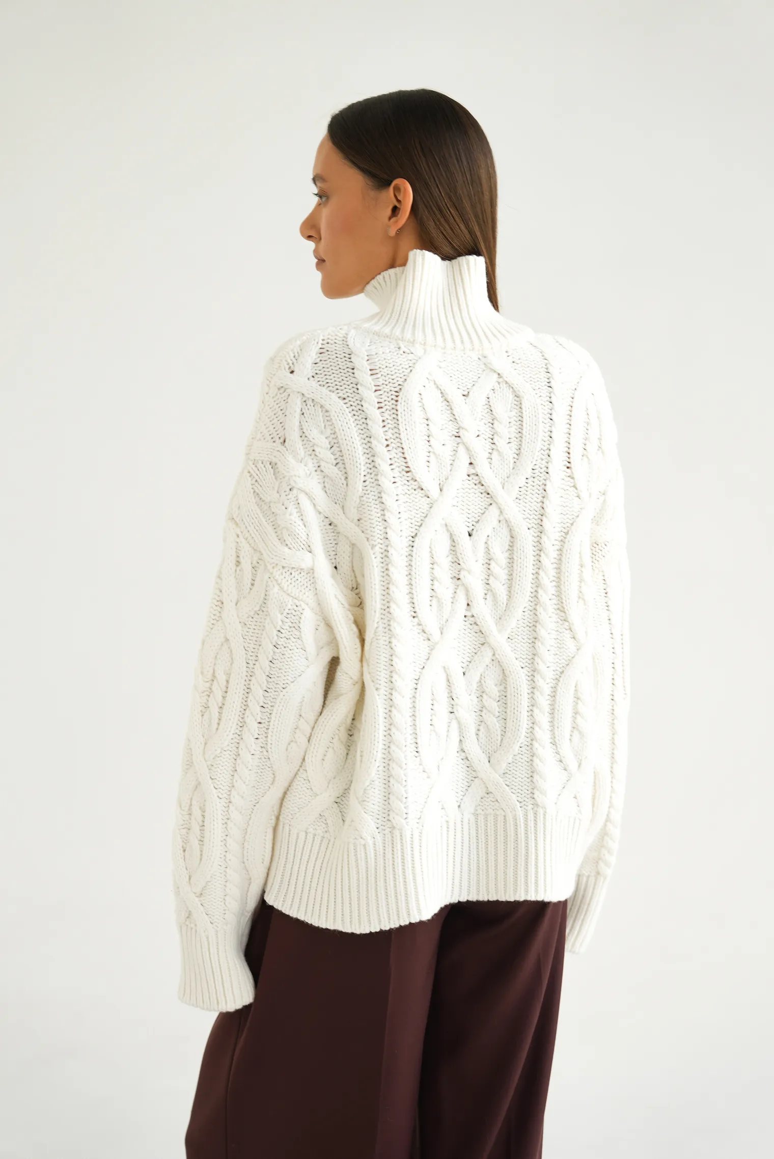 Джемпер крупной вязки с узором араны молочного цвета фото 4