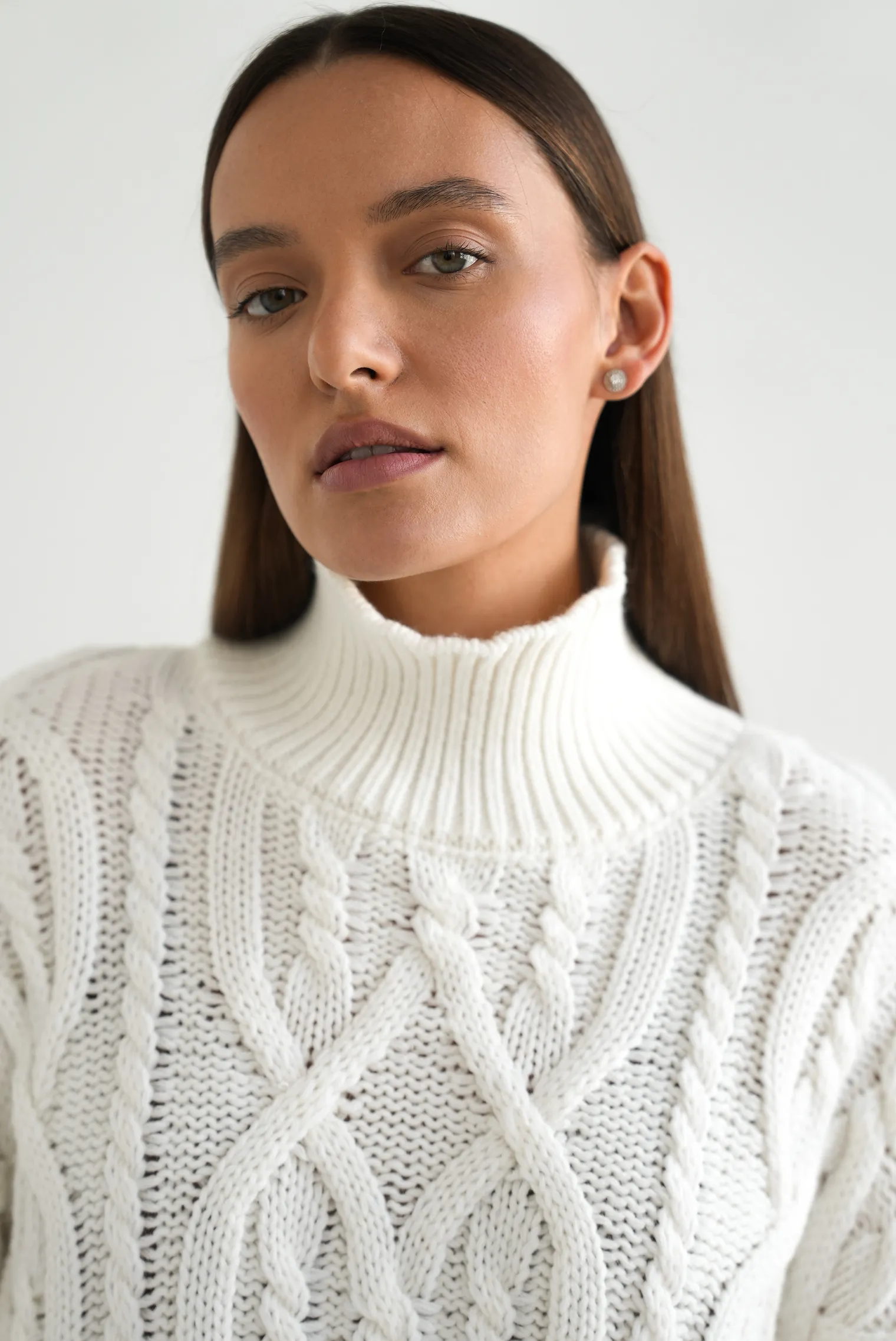 Джемпер крупной вязки с узором араны молочного цвета фото 2