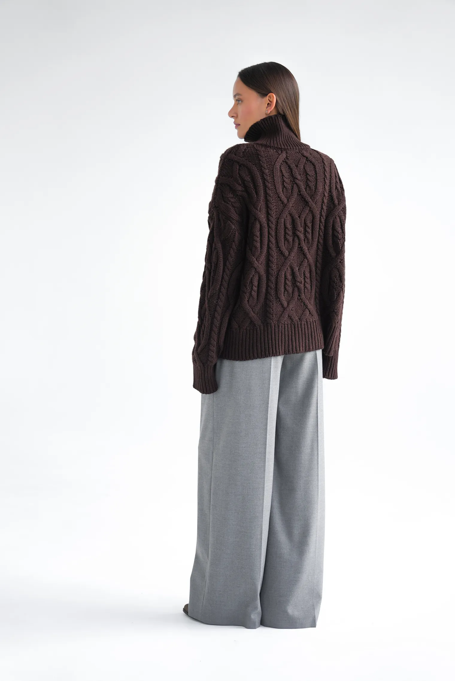 Джемпер крупной вязки с узором араны цвета горький шоколад фото 9