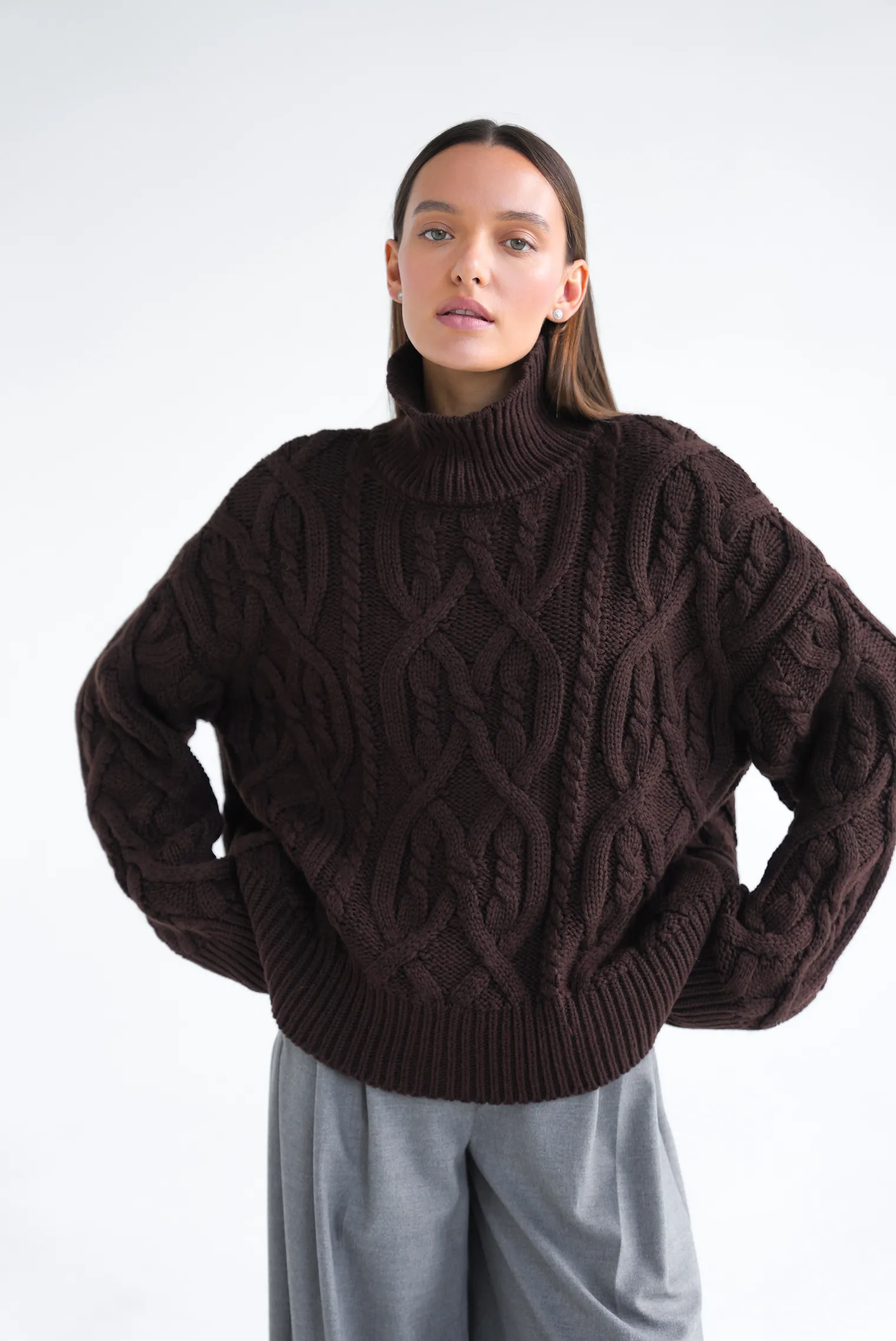 Джемпер крупной вязки с узором араны цвета горький шоколад фото 1