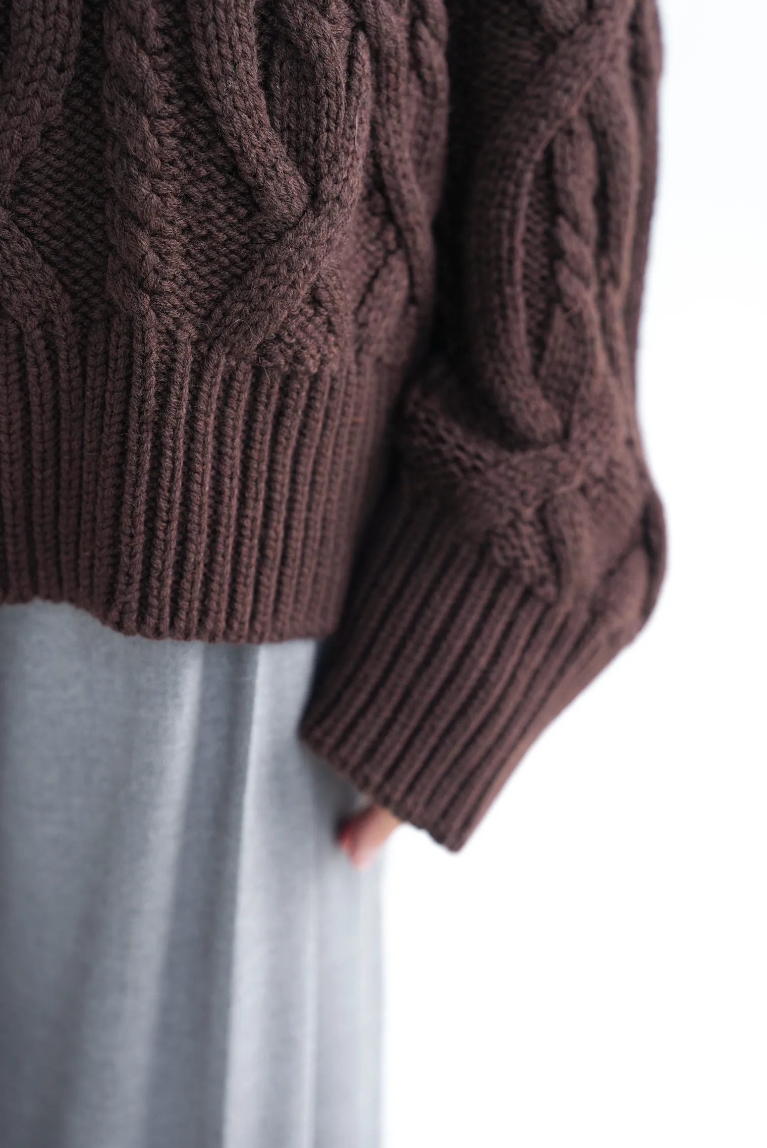 Джемпер крупной вязки с узором араны цвета горький шоколад фото 5