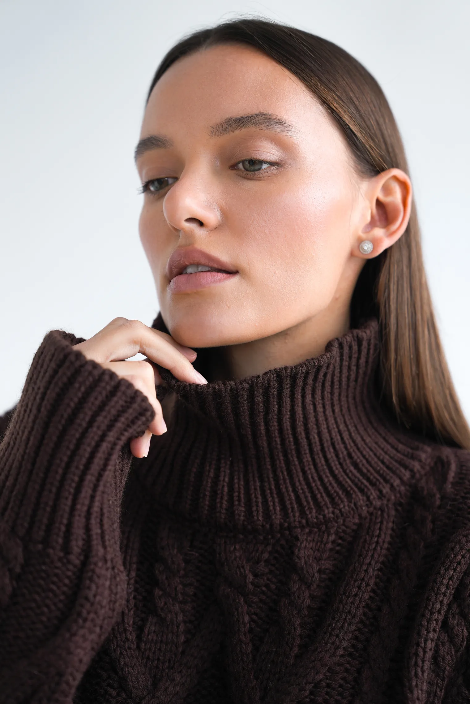 Джемпер крупной вязки с узором араны цвета горький шоколад фото 2