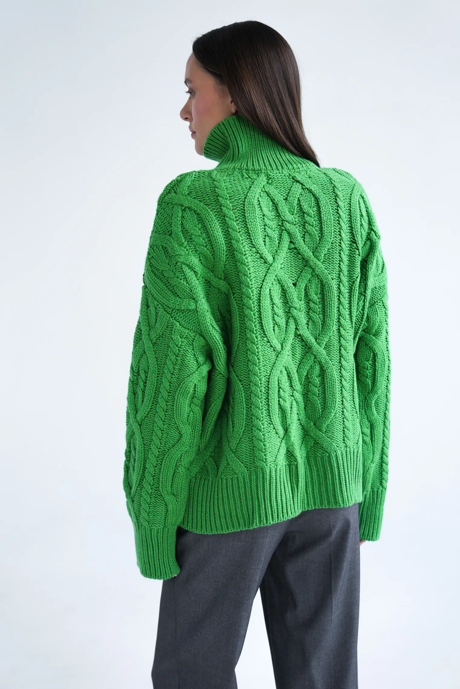 Джемпер крупной вязки с узором араны зелёного цвета фото 4