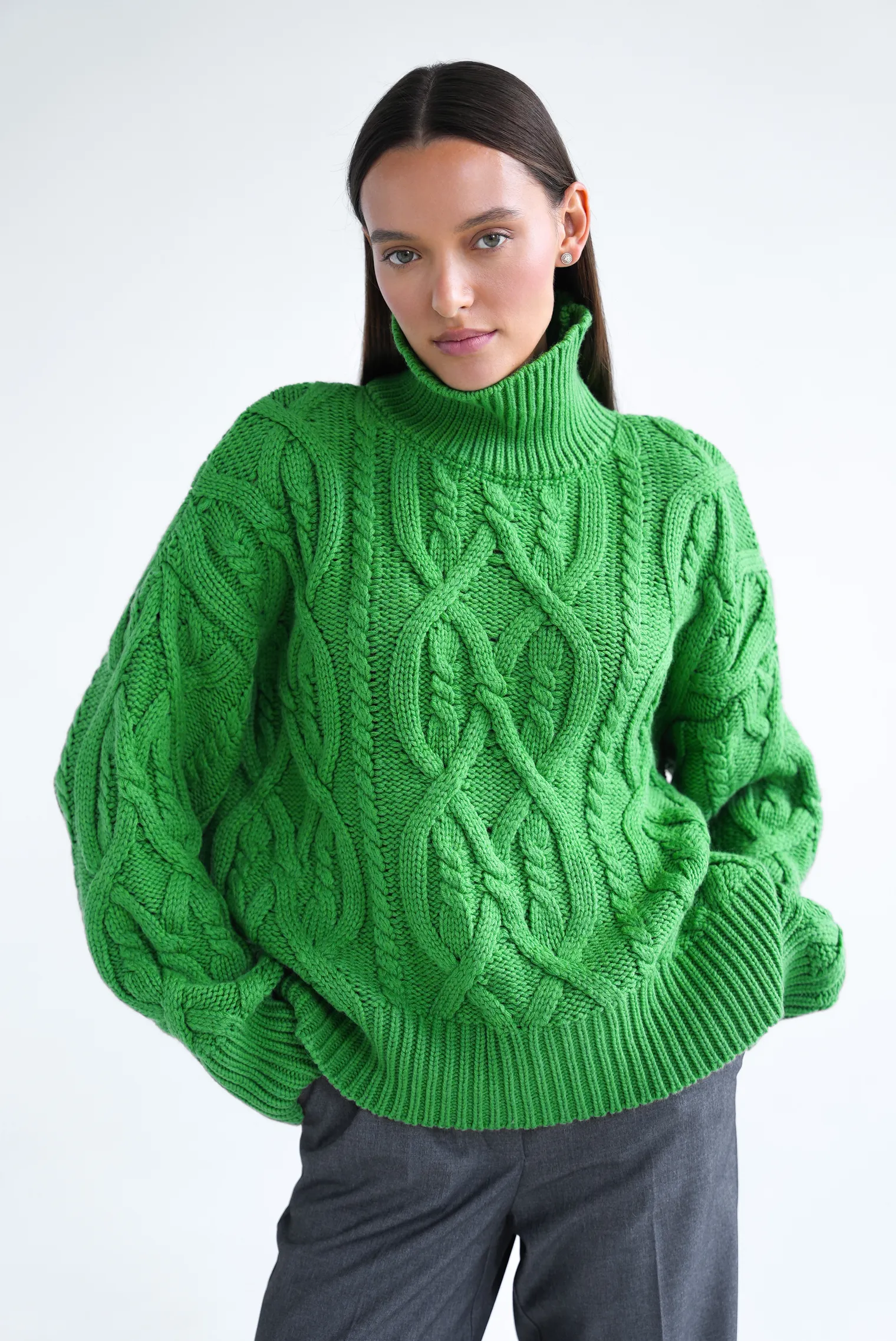 Джемпер крупной вязки с узором араны зелёного цвета фото 1