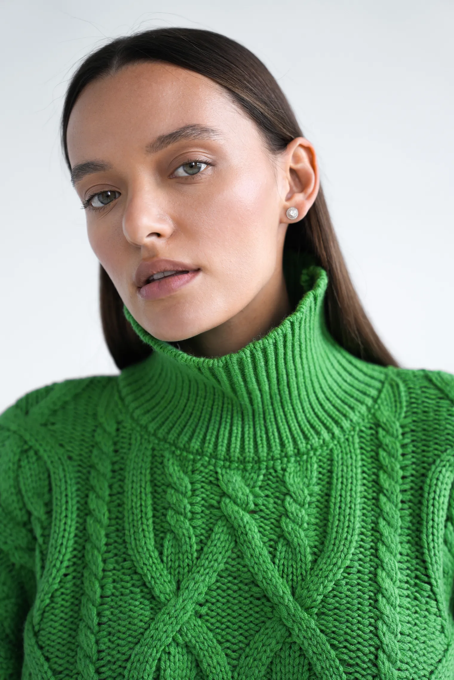 Джемпер крупной вязки с узором араны зелёного цвета фото 2