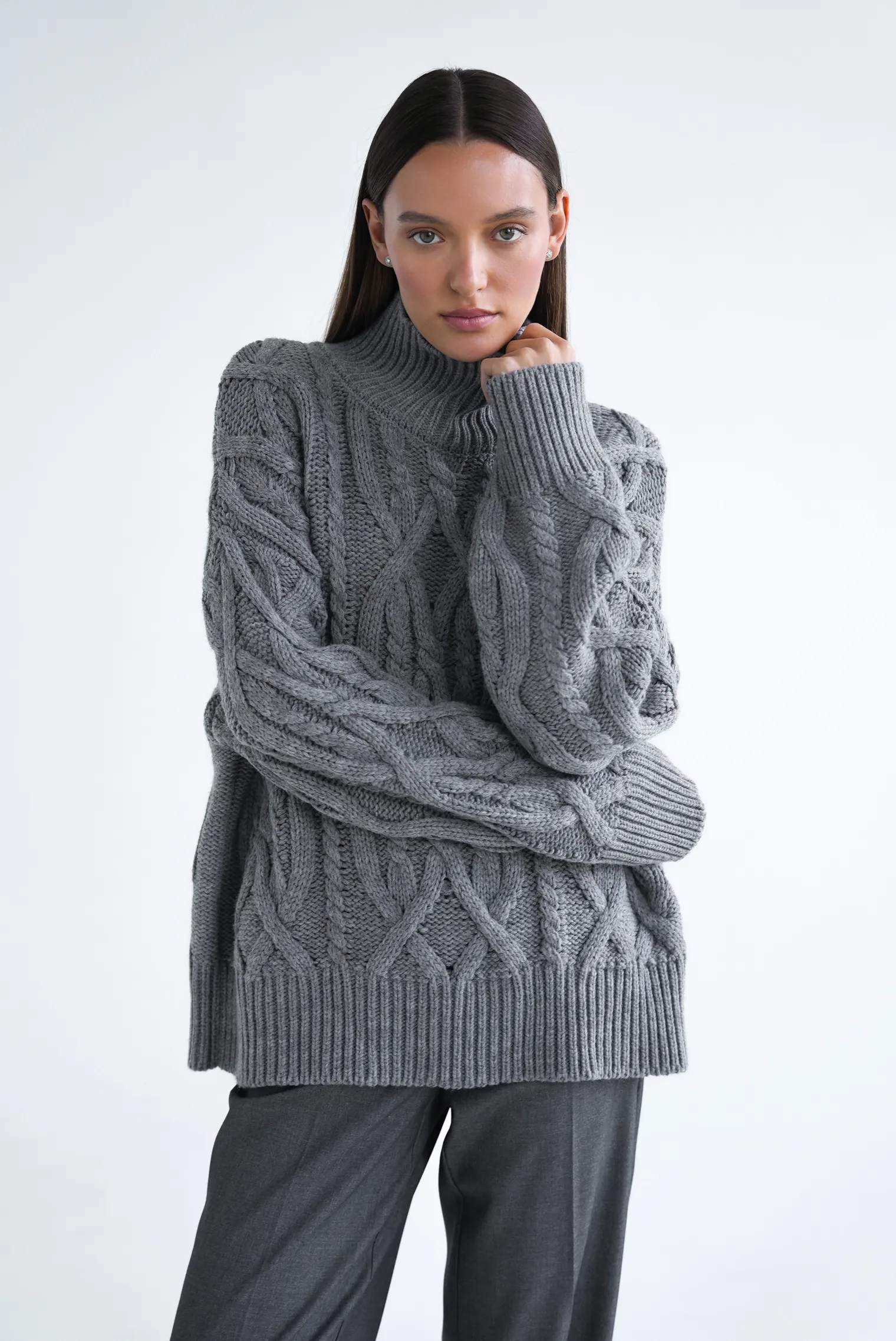 Джемпер крупной вязки с узором араны цвета серый меланж фото 1