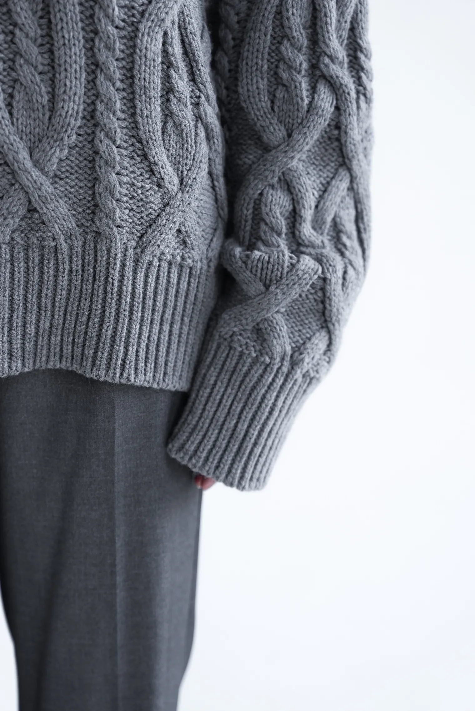 Джемпер крупной вязки с узором араны цвета серый меланж фото 9