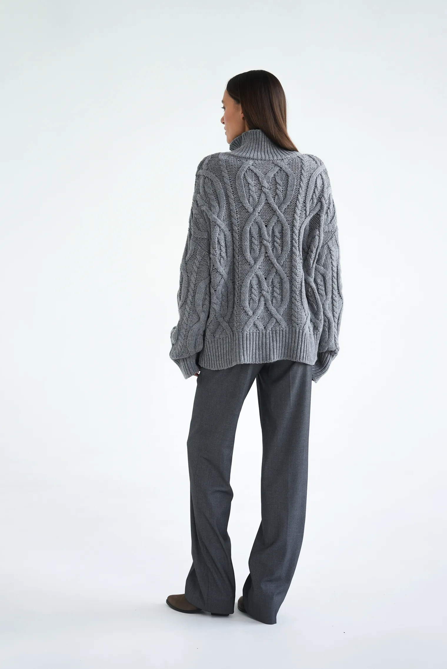 Джемпер крупной вязки с узором араны цвета серый меланж фото 7
