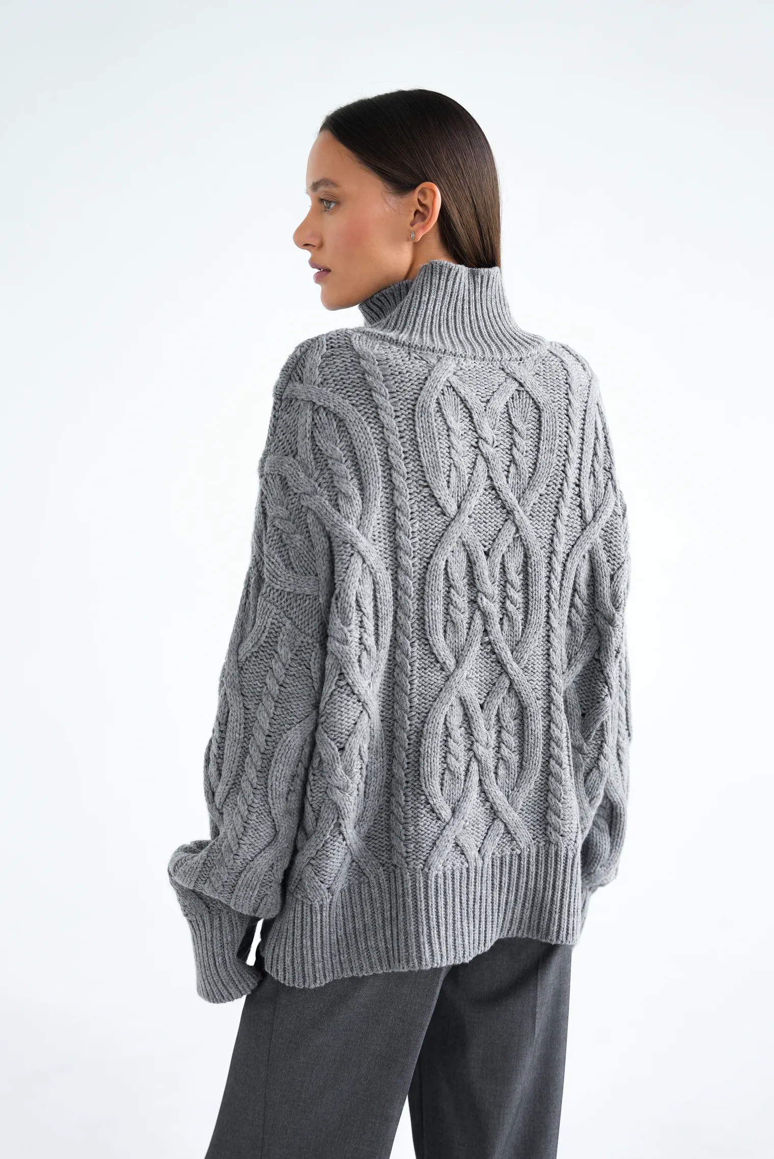 Джемпер крупной вязки с узором араны цвета серый меланж фото 4