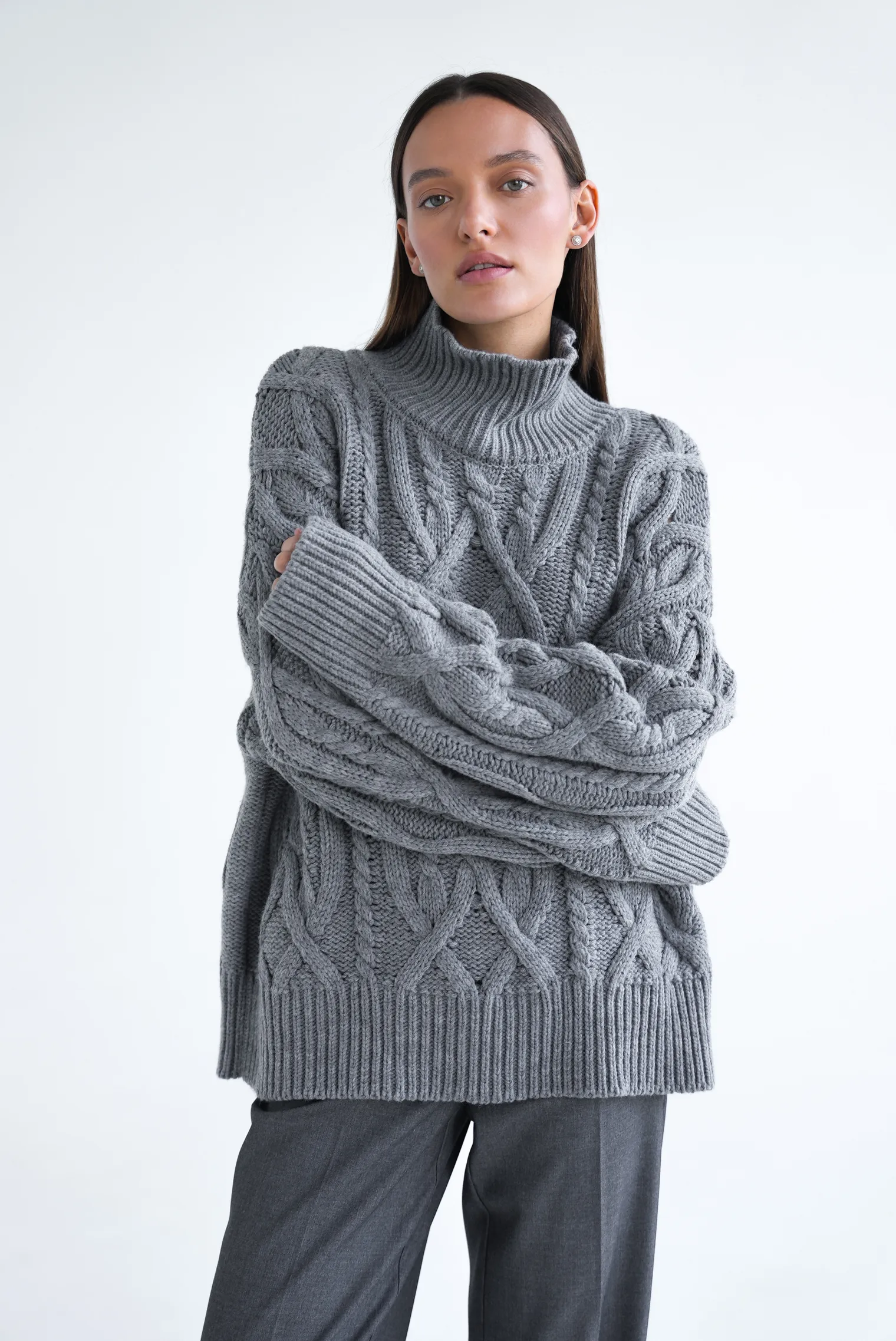Джемпер крупной вязки с узором араны цвета серый меланж фото 6