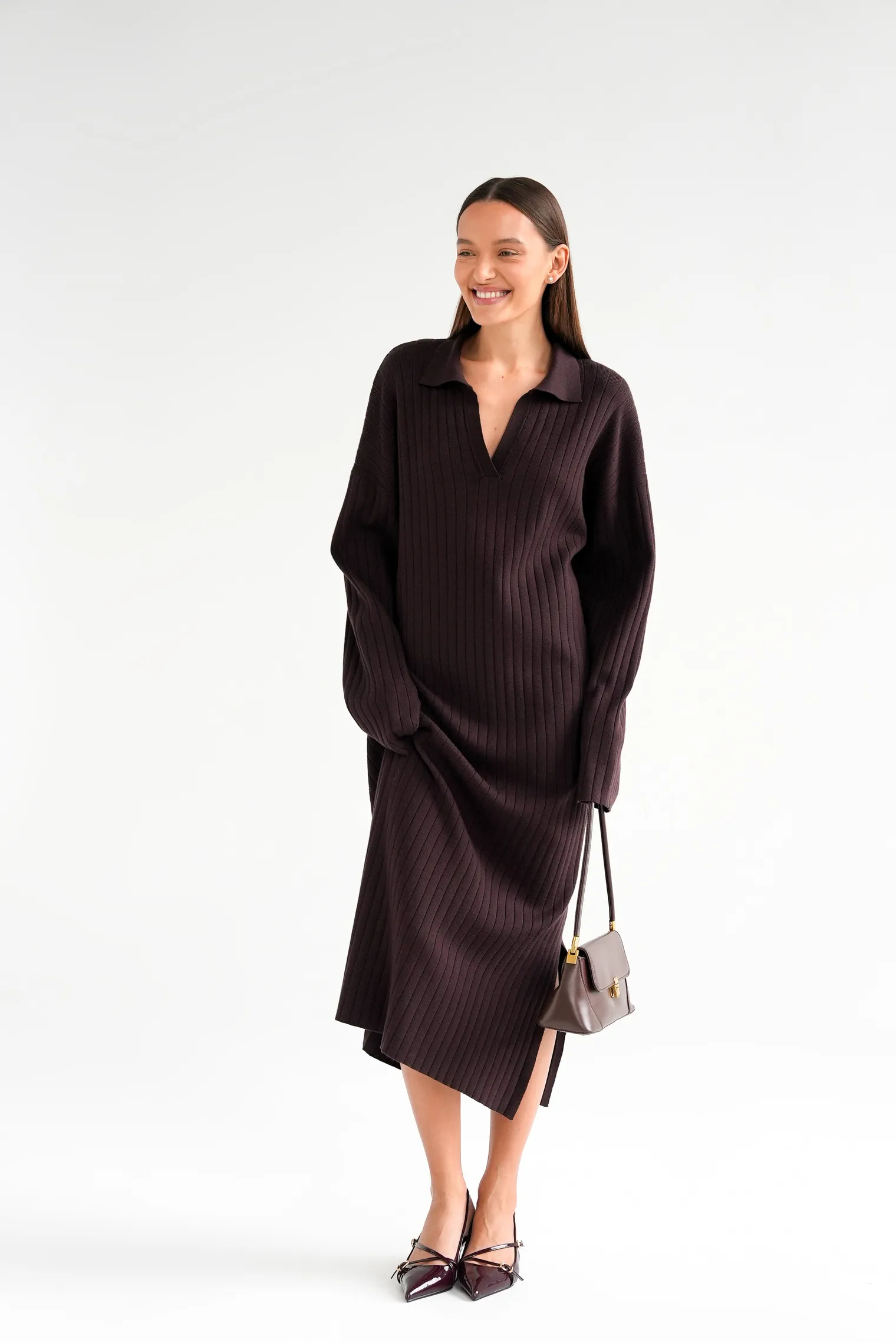 Платье миди мелкой вязки с разрезом цвета горький шоколад фото 7