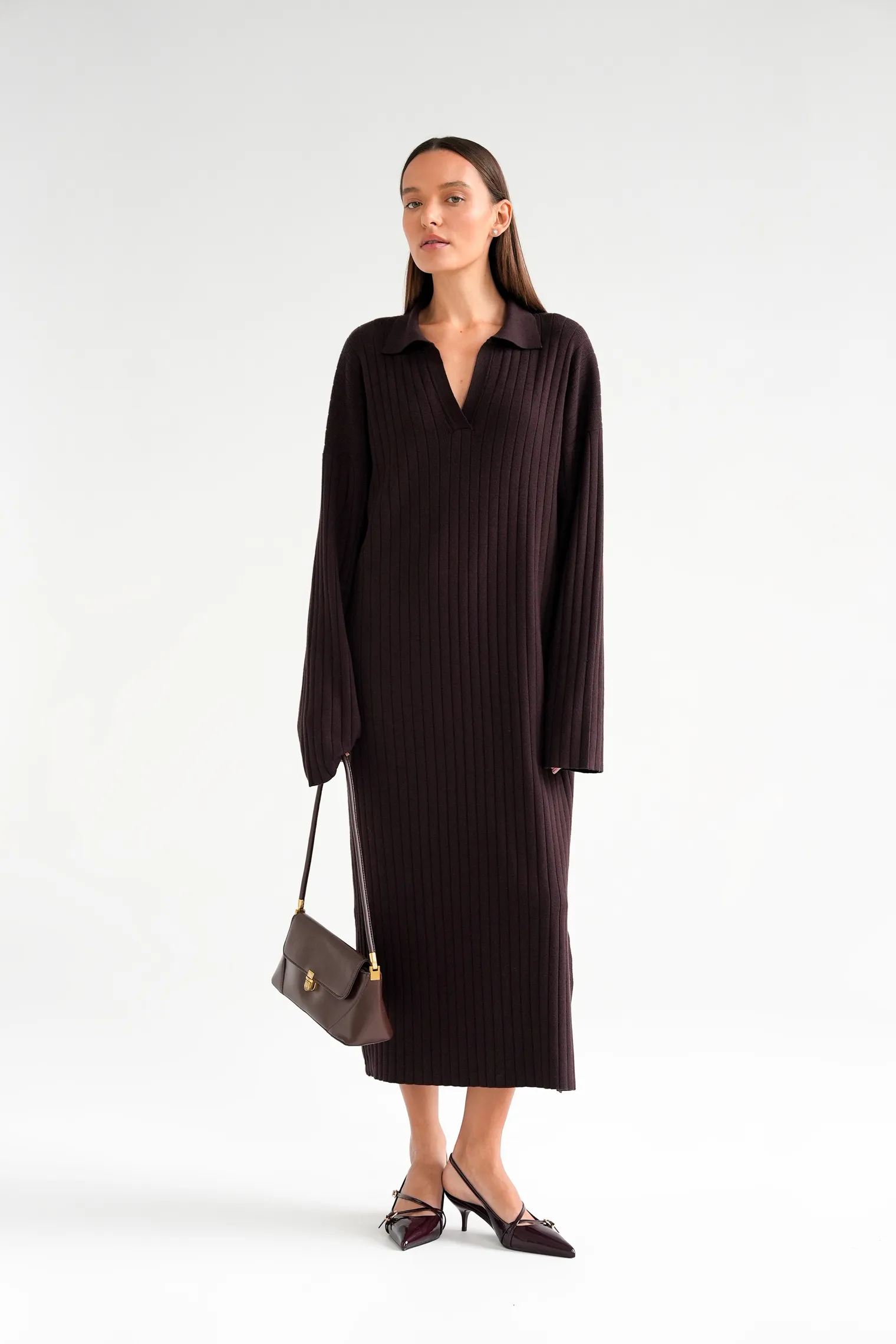Платье миди мелкой вязки с разрезом цвета горький шоколад фото 1