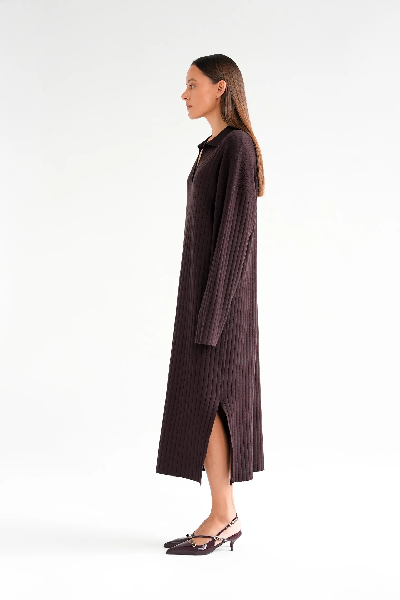 Платье миди мелкой вязки с разрезом цвета горький шоколад фото 6